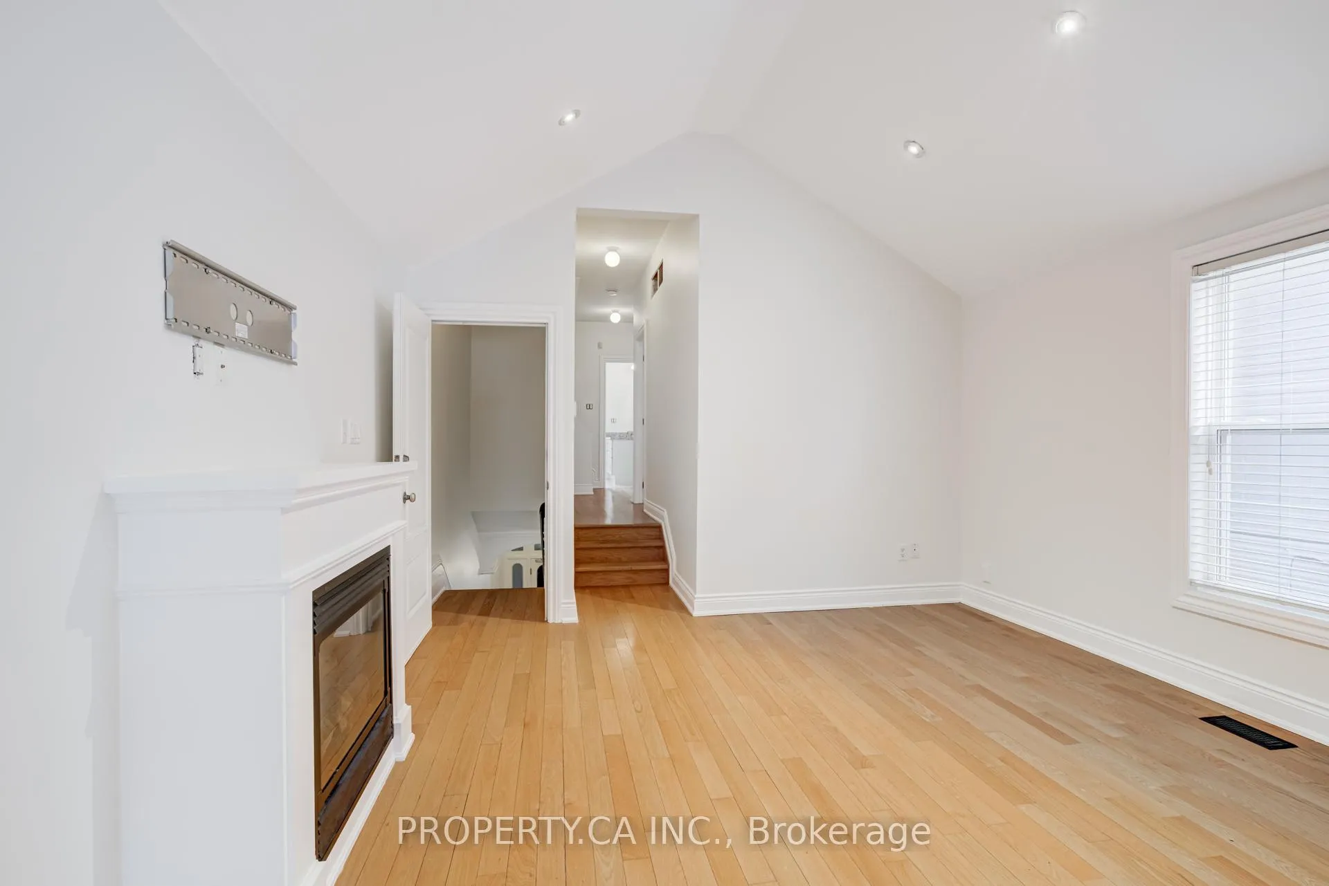 Photo 3 of Unit Upper, 21 D'arcy Street, Toronto, Kensington-Chinatown — HOMEH