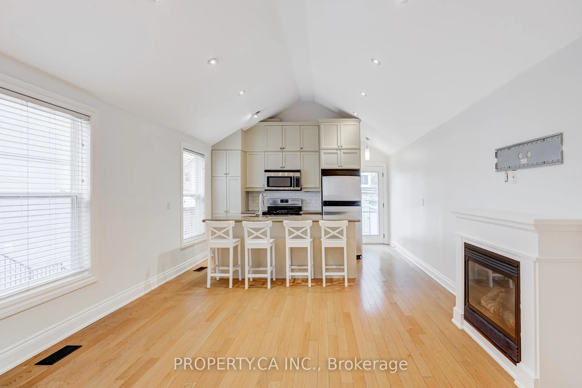 Photo 4 of Unit Upper, 21 D'arcy Street, Toronto, Kensington-Chinatown — HOMEH
