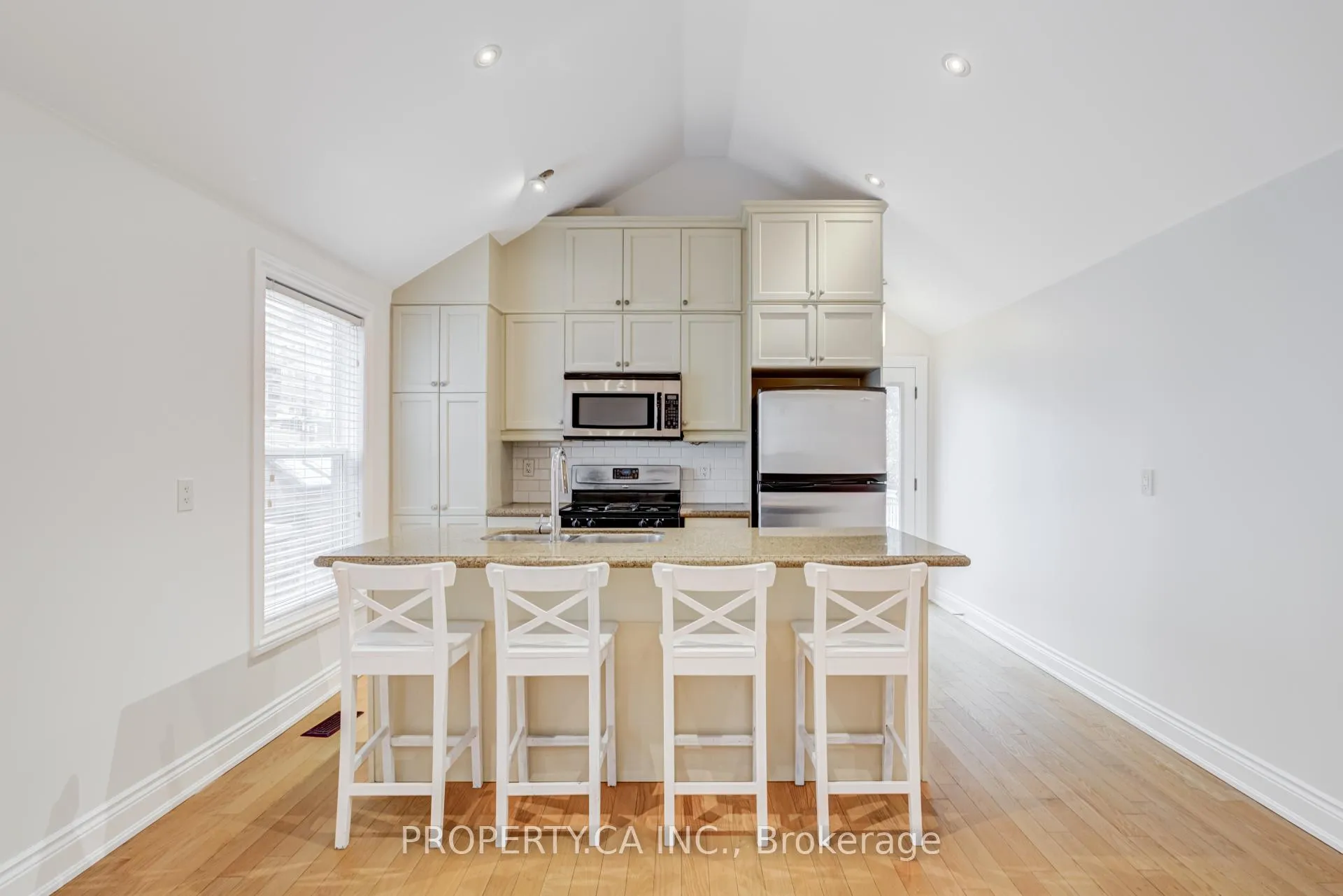 Photo 5 of Unit Upper, 21 D'arcy Street, Toronto, Kensington-Chinatown — HOMEH