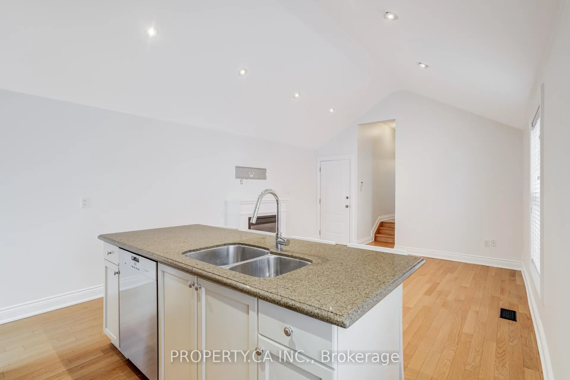 Photo 6 of Unit Upper, 21 D'arcy Street, Toronto, Kensington-Chinatown — HOMEH