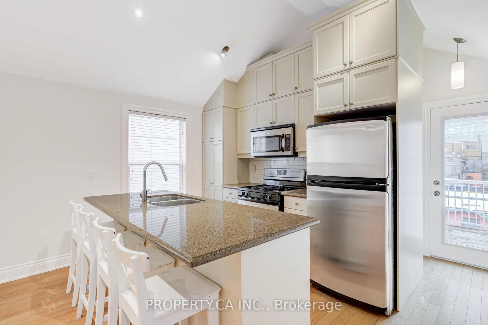 Photo 7 of Unit Upper, 21 D'arcy Street, Toronto, Kensington-Chinatown — HOMEH
