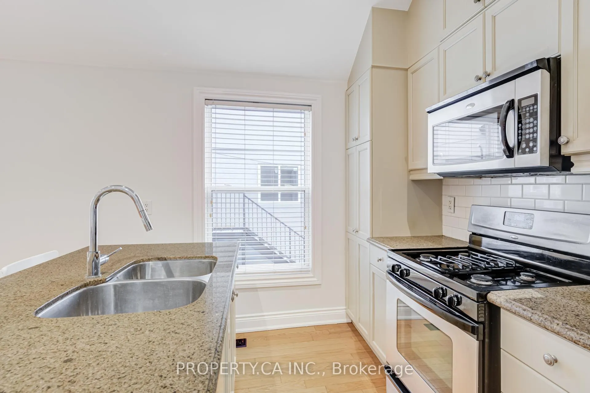 Photo 8 of Unit Upper, 21 D'arcy Street, Toronto, Kensington-Chinatown — HOMEH