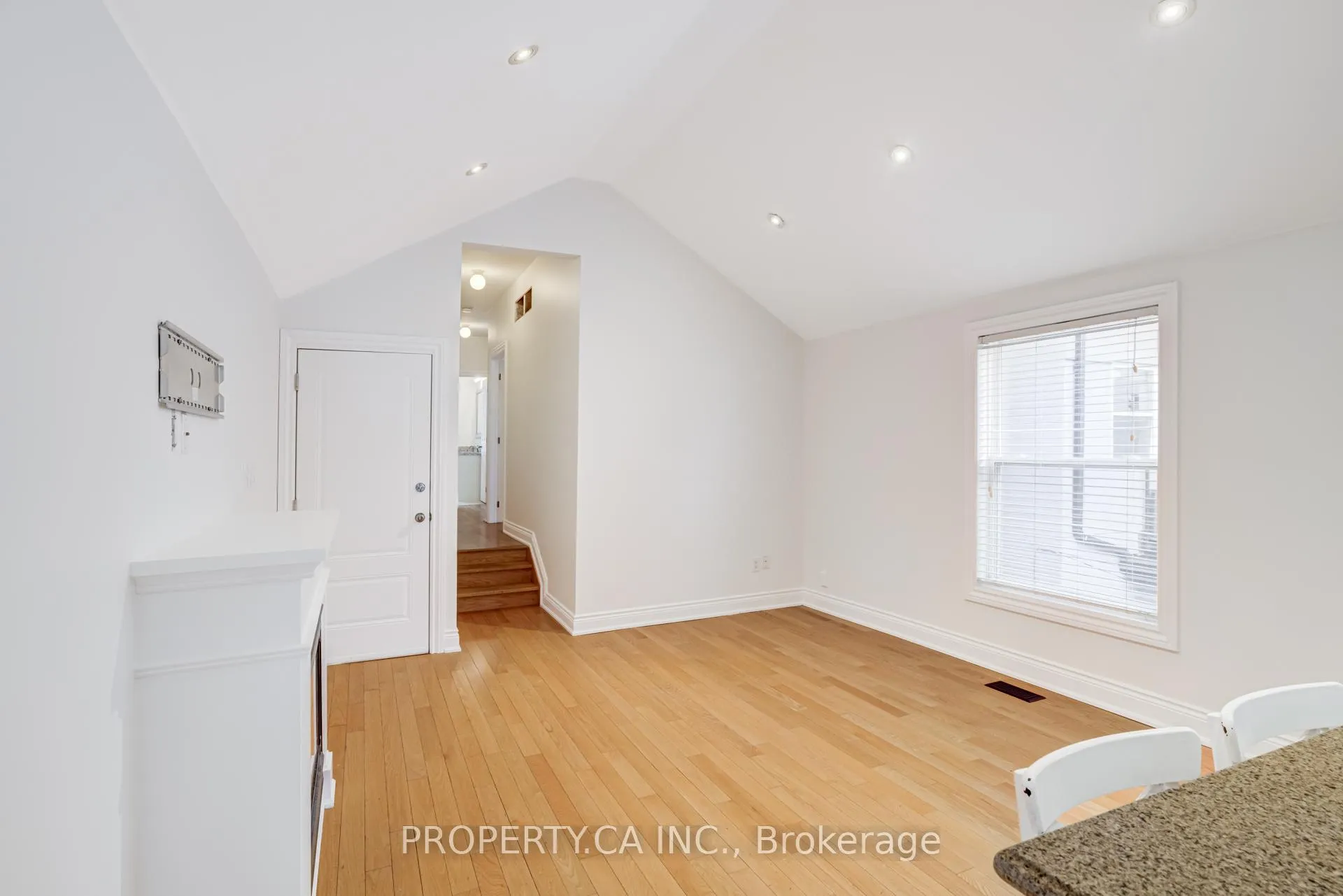 Photo 11 of Unit Upper, 21 D'arcy Street, Toronto, Kensington-Chinatown — HOMEH