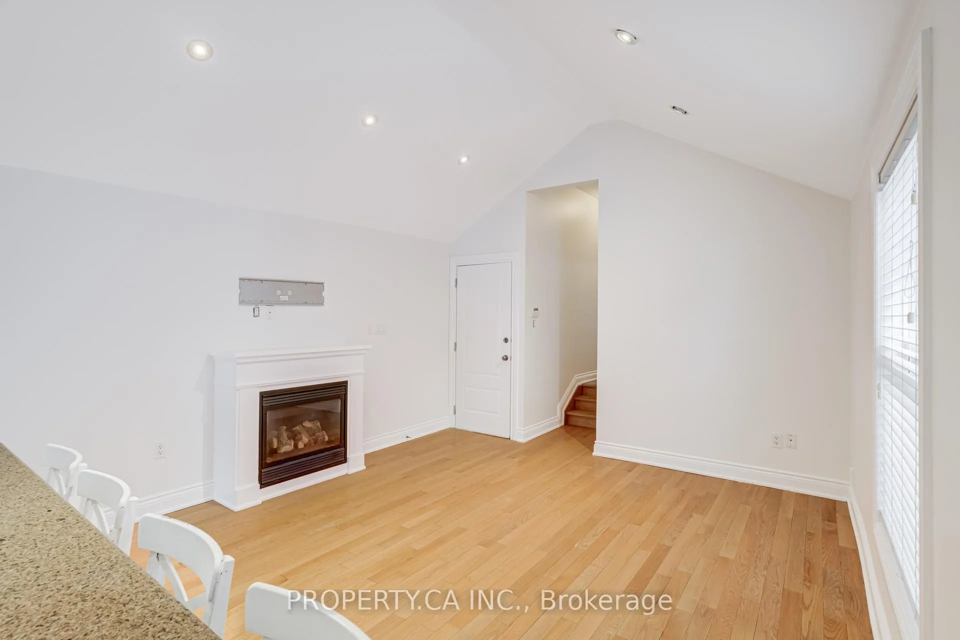 Photo 12 of Unit Upper, 21 D'arcy Street, Toronto, Kensington-Chinatown — HOMEH