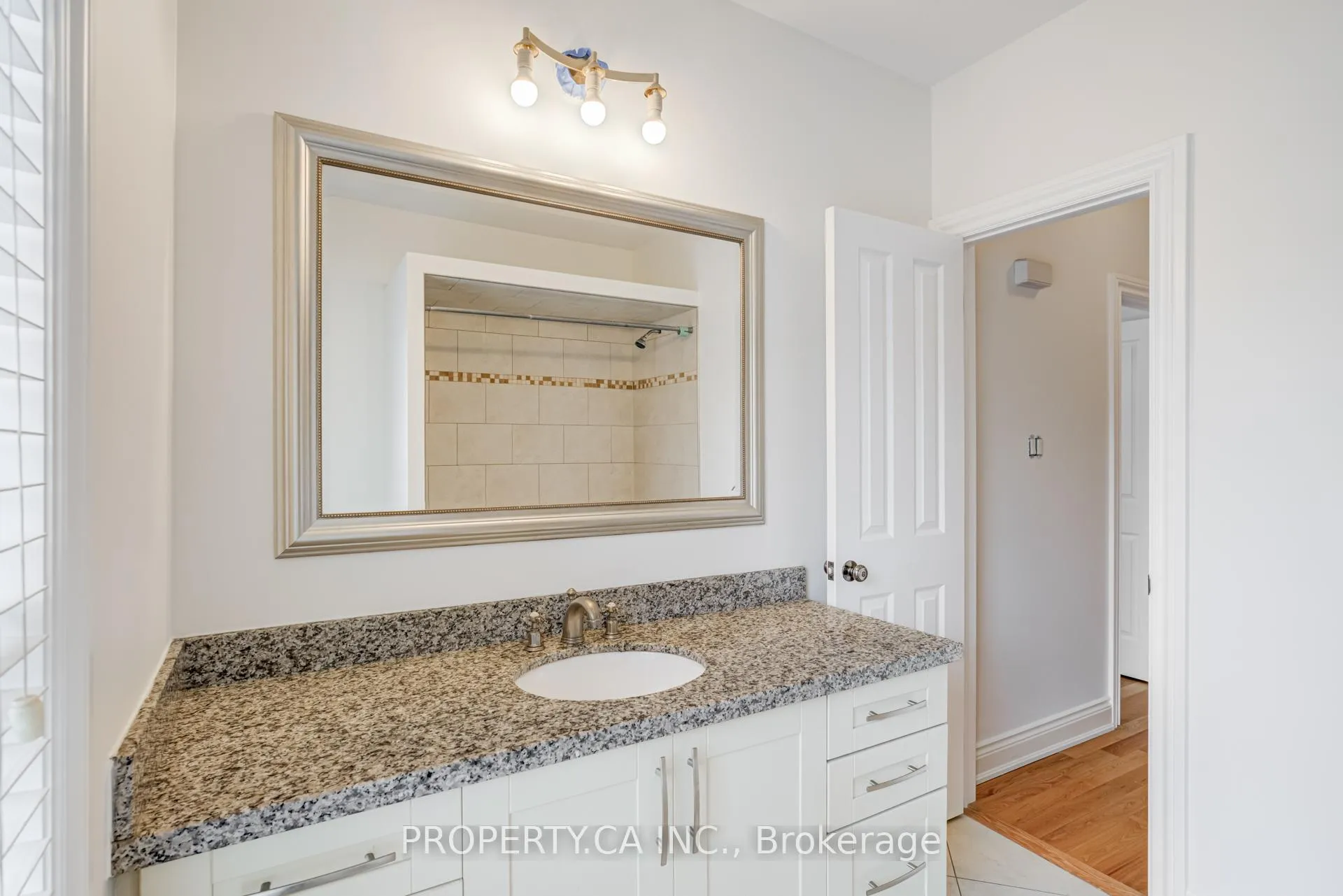 Photo 24 of Unit Upper, 21 D'arcy Street, Toronto, Kensington-Chinatown — HOMEH