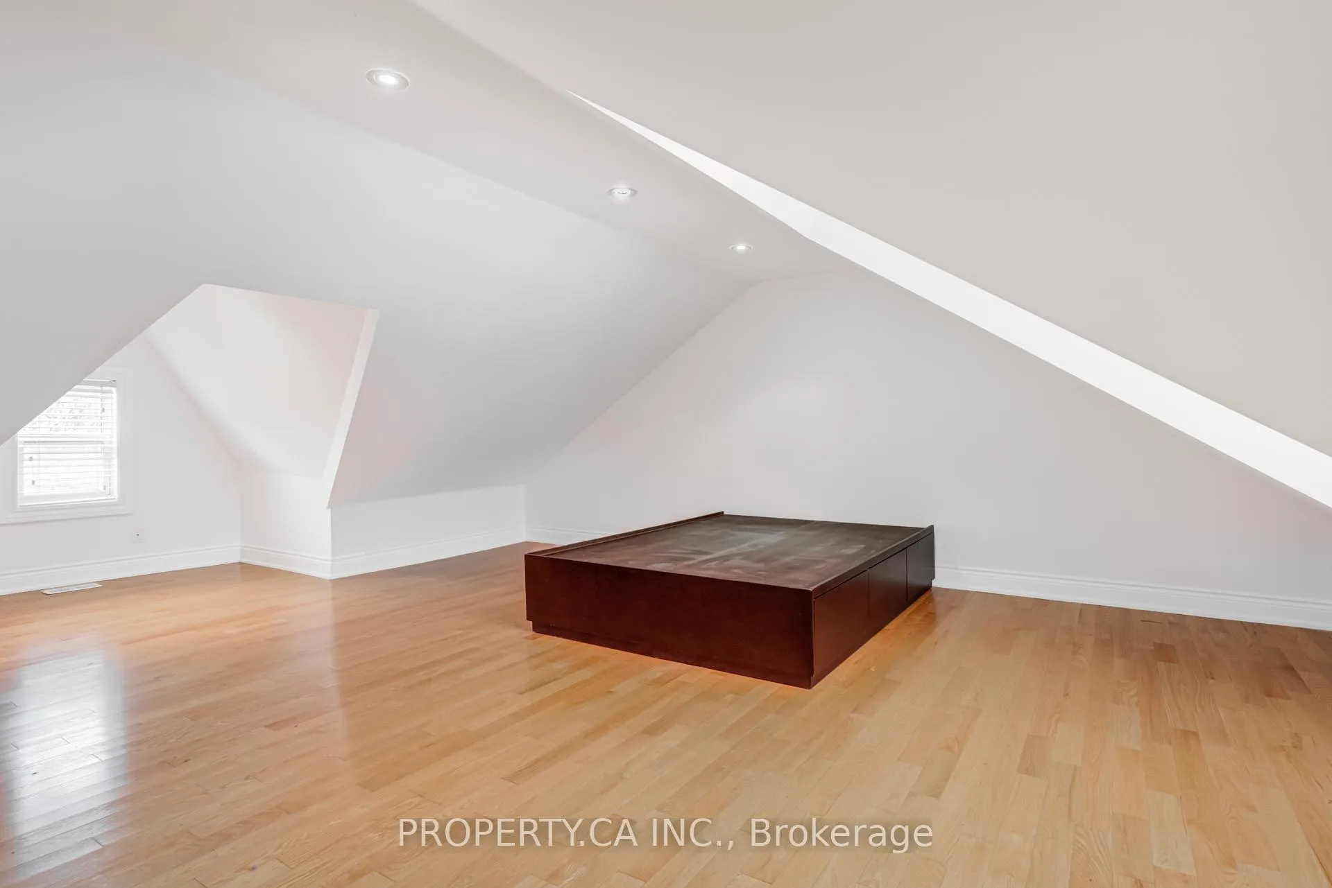Photo 28 of Unit Upper, 21 D'arcy Street, Toronto, Kensington-Chinatown — HOMEH