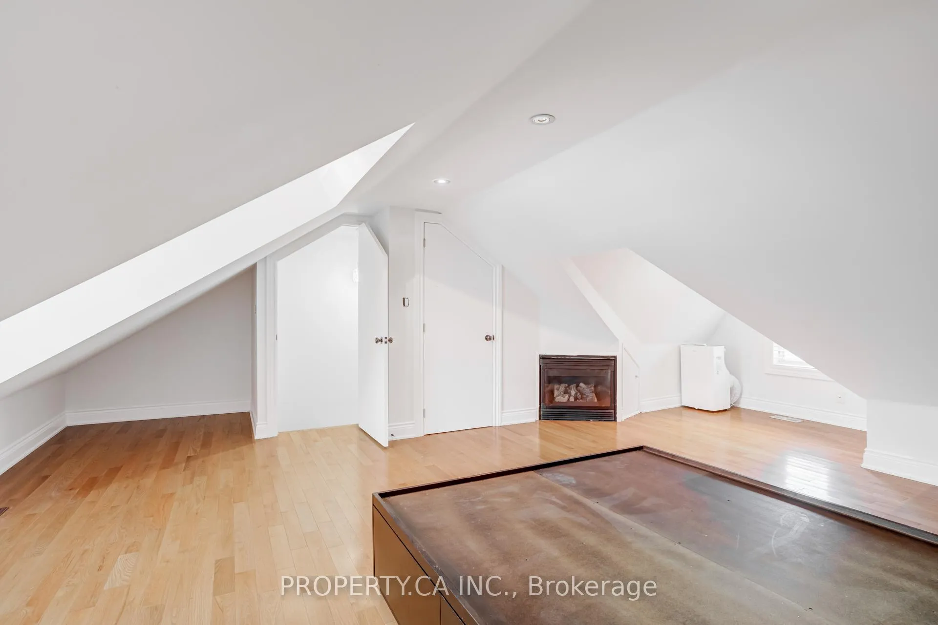 Photo 29 of Unit Upper, 21 D'arcy Street, Toronto, Kensington-Chinatown — HOMEH
