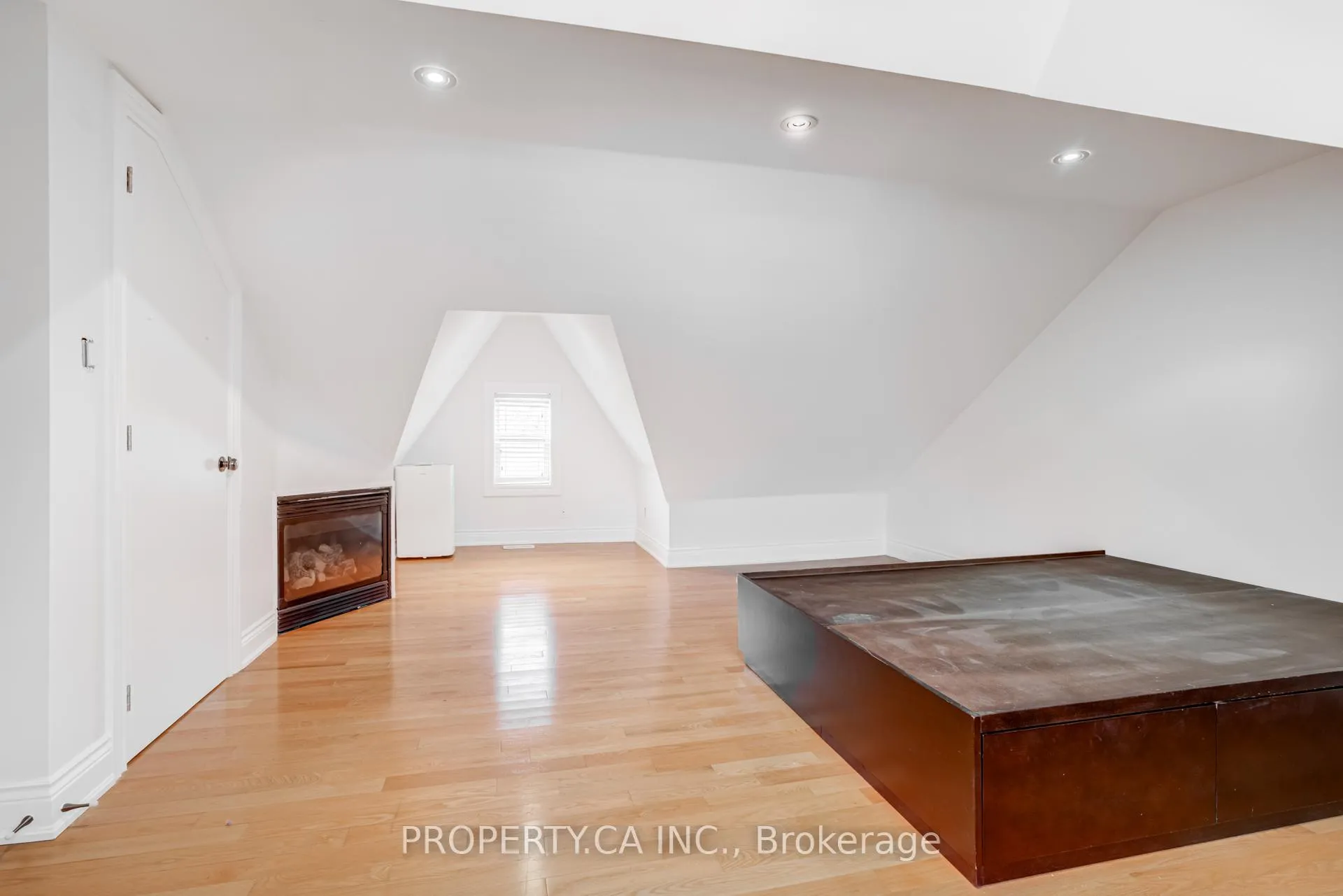 Photo 30 of Unit Upper, 21 D'arcy Street, Toronto, Kensington-Chinatown — HOMEH