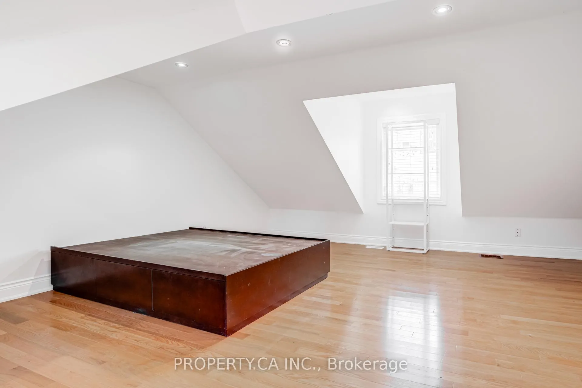 Photo 31 of Unit Upper, 21 D'arcy Street, Toronto, Kensington-Chinatown — HOMEH