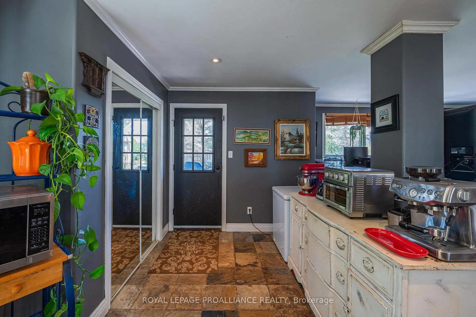 Photo 5 of 280 Presqu'ile Parkway, Brighton — HOMEH