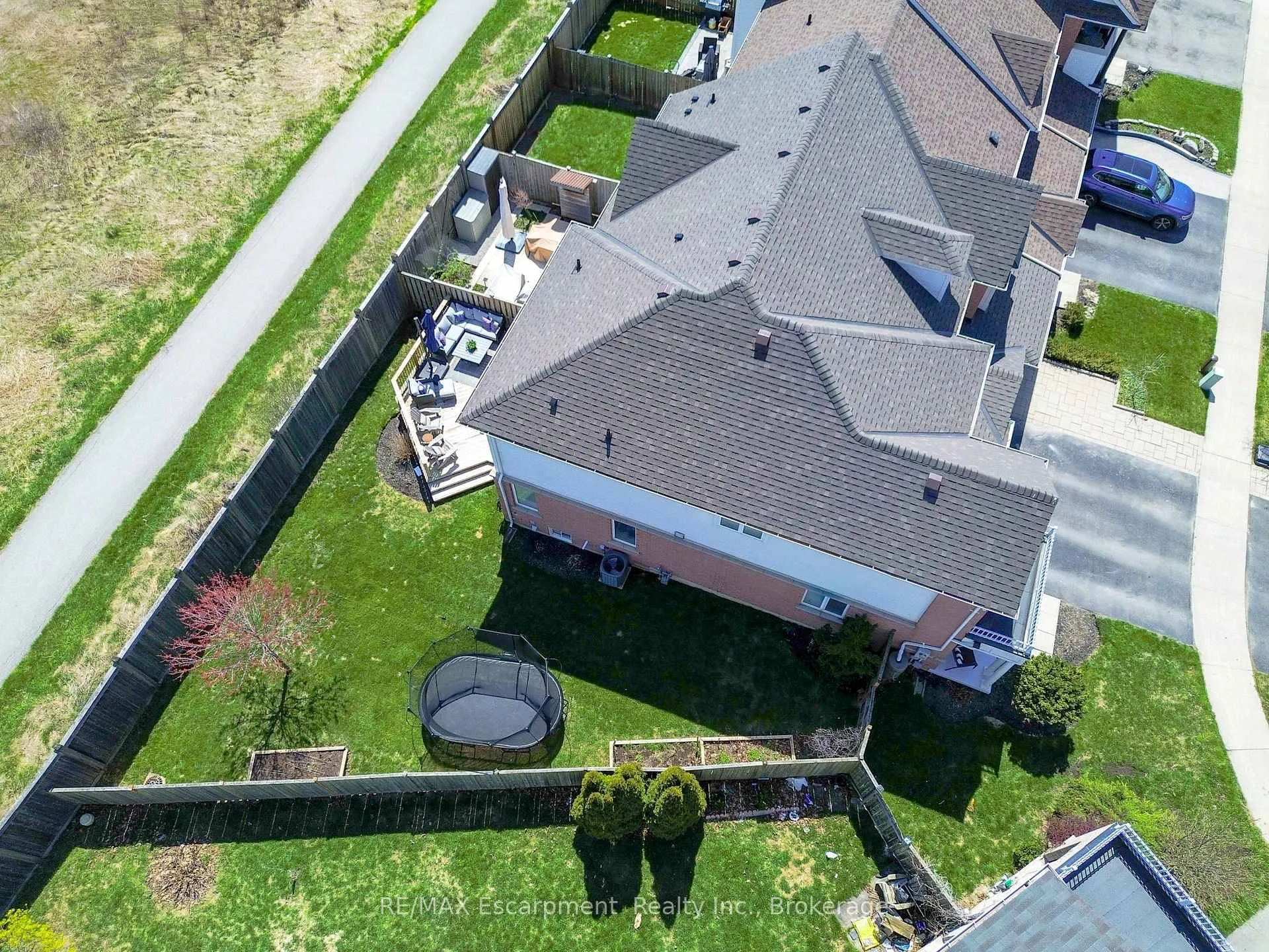 Photo 3 of 4868 Capri Crescent, Burlington, Alton — HOMEH