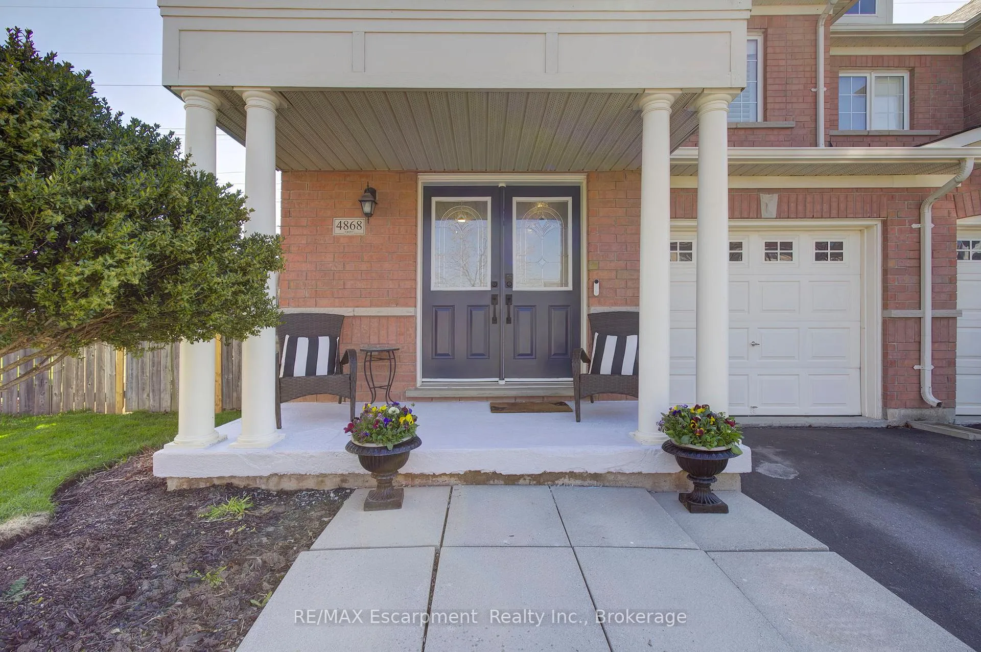 Photo 4 of 4868 Capri Crescent, Burlington, Alton — HOMEH