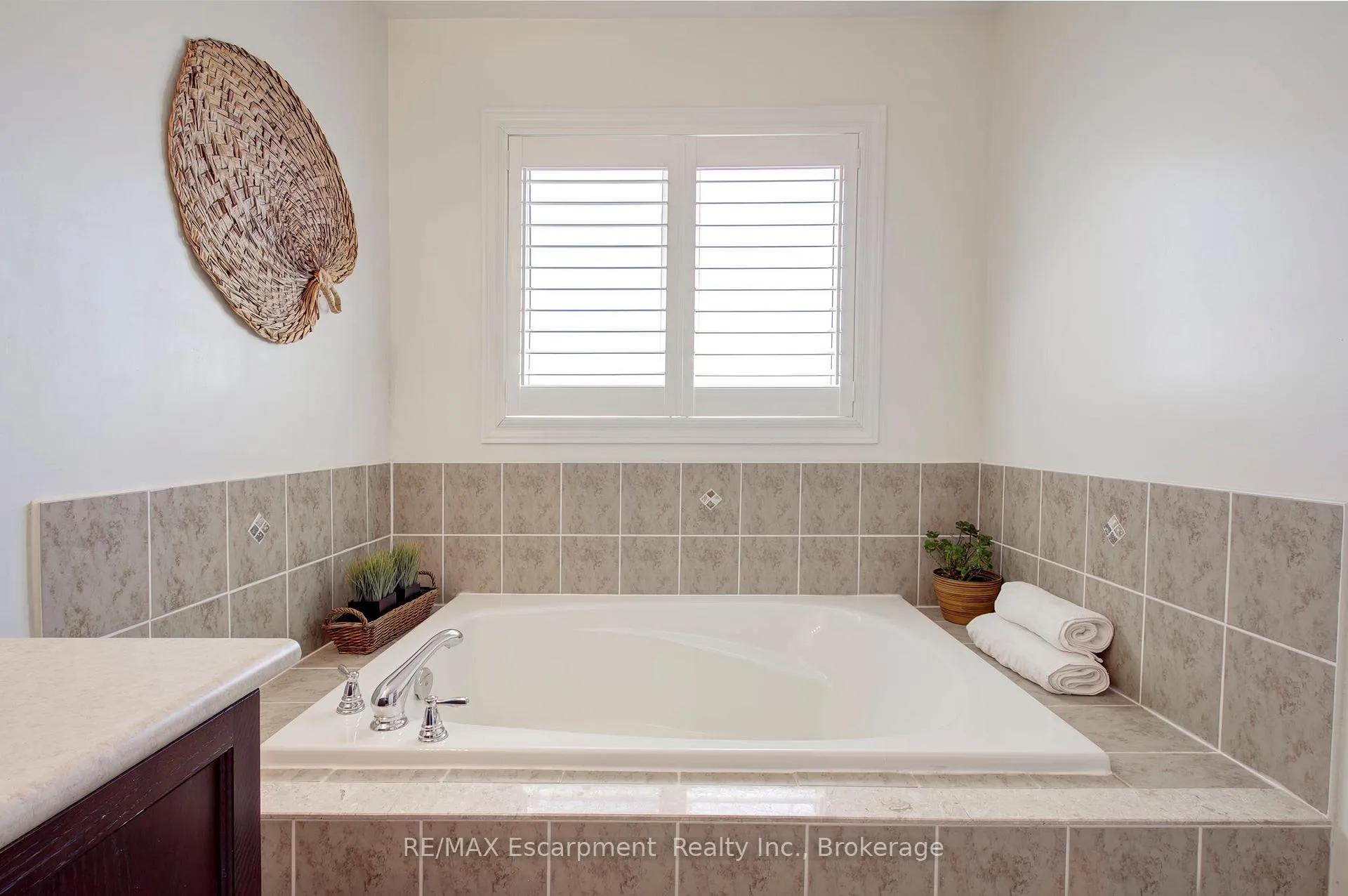 Photo 32 of 4868 Capri Crescent, Burlington, Alton — HOMEH