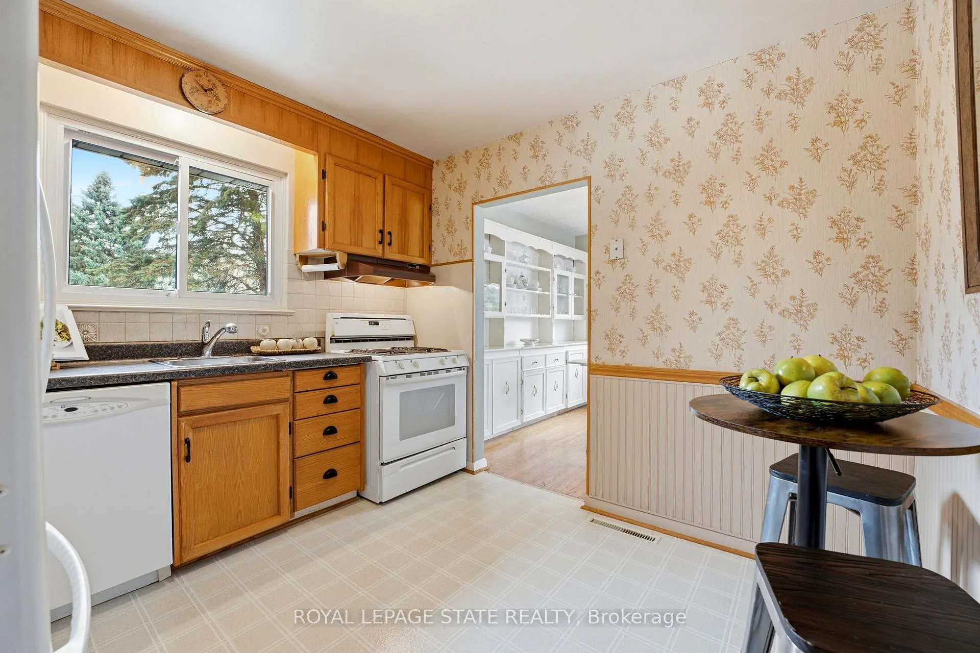 Photo 8 of 347 Clarendon Drive, Hamilton, Ancaster — HOMEH