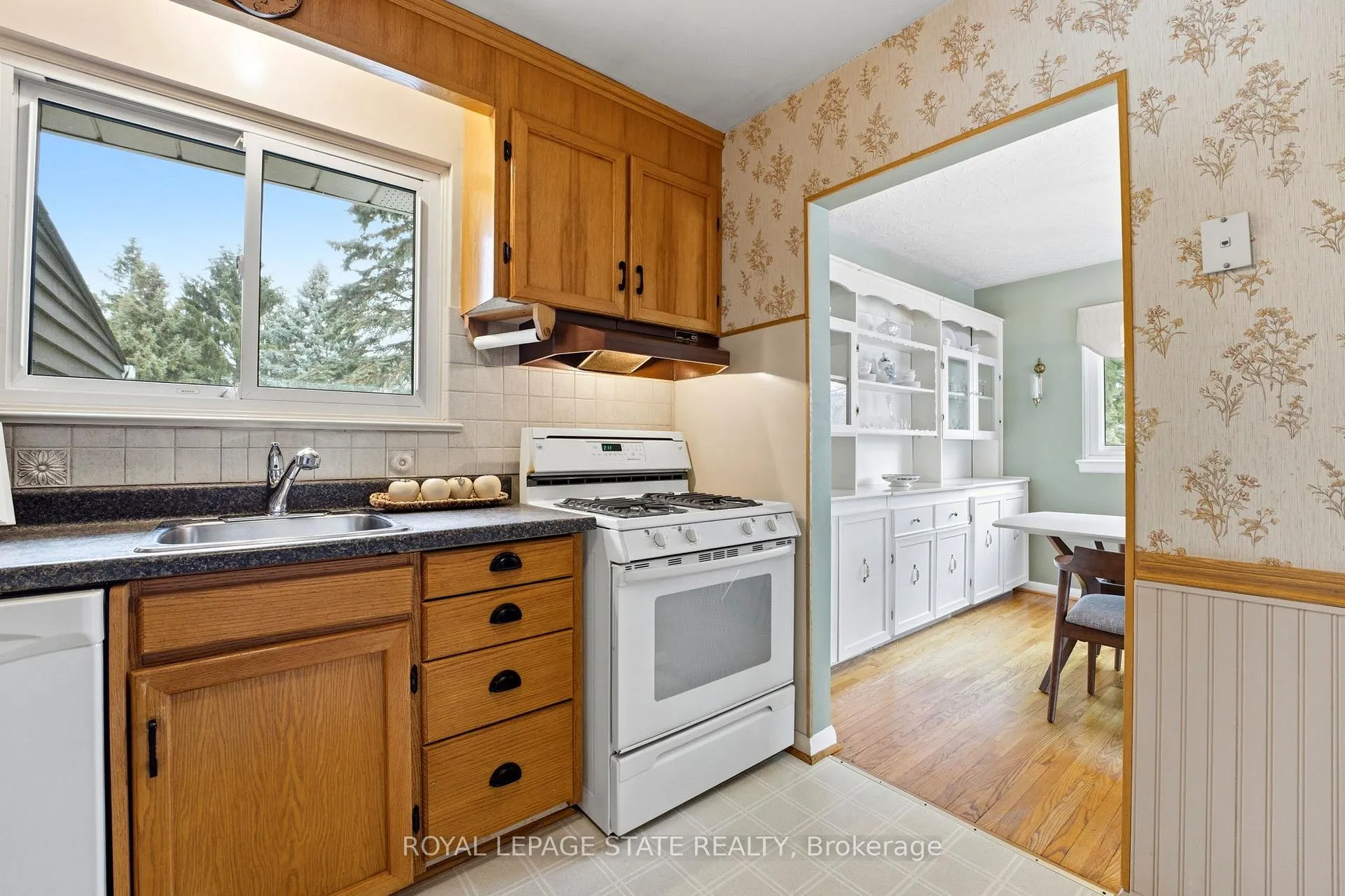 Photo 9 of 347 Clarendon Drive, Hamilton, Ancaster — HOMEH