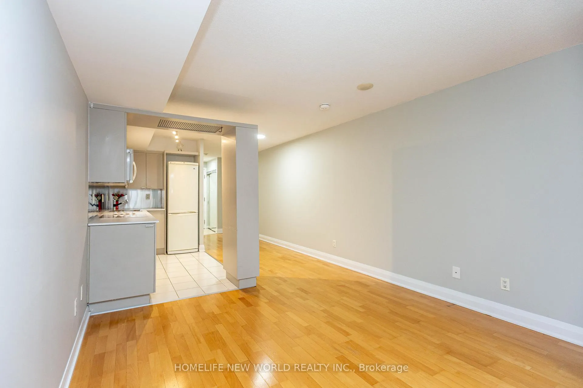 Photo 4 of Unit 951, 111 Elizabeth Street, Toronto, Bay Street Corridor — HOMEH