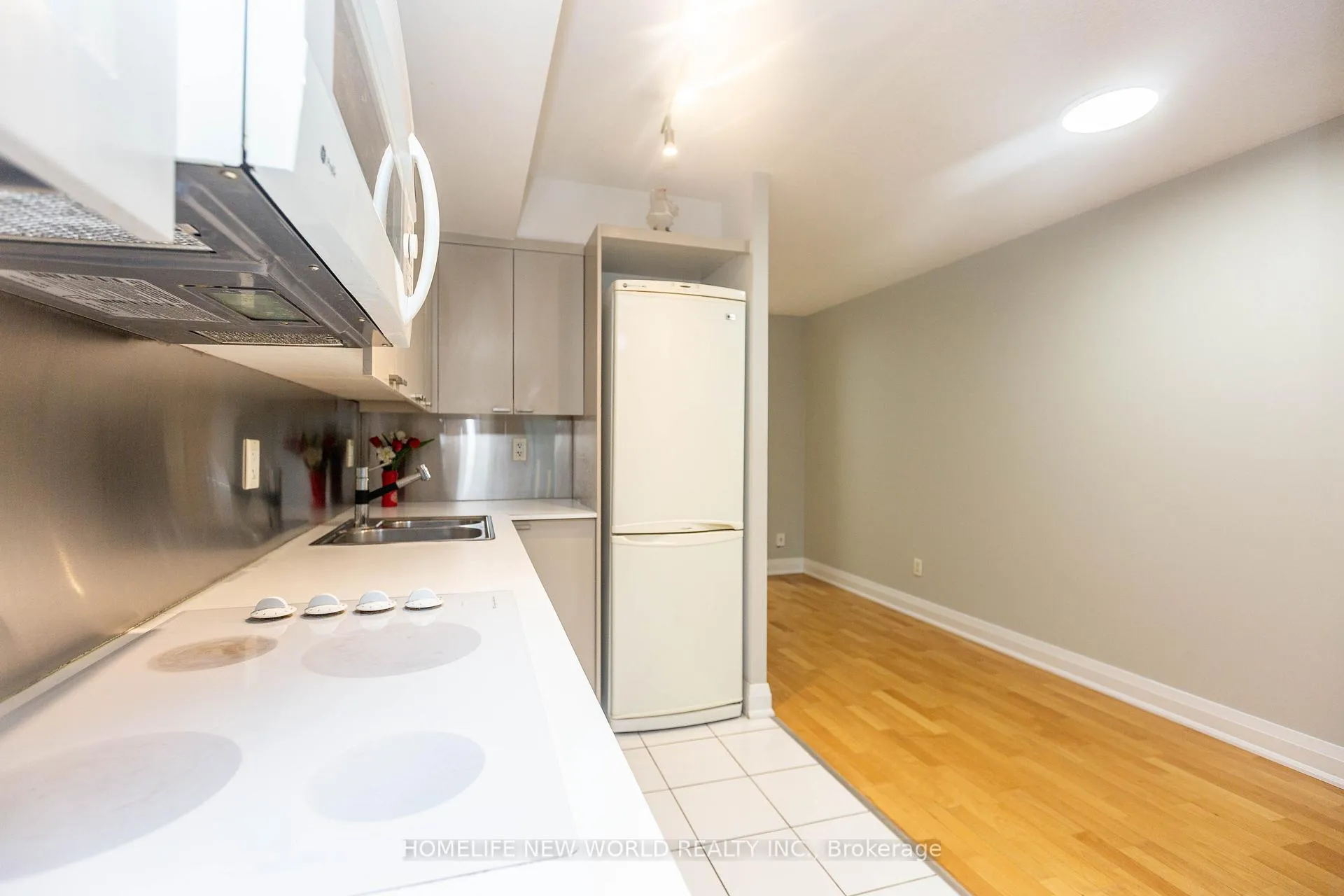 Photo 6 of Unit 951, 111 Elizabeth Street, Toronto, Bay Street Corridor — HOMEH