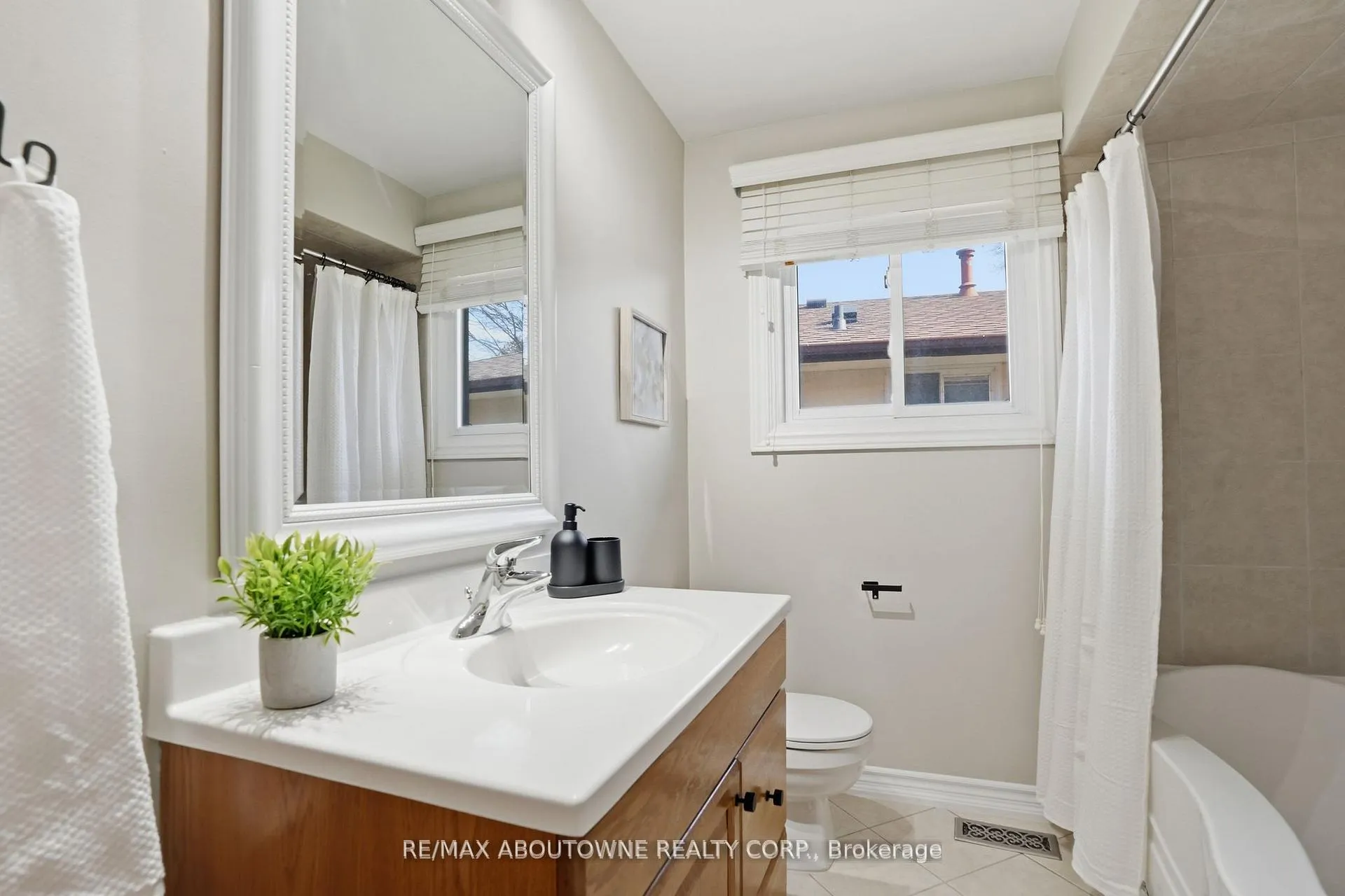 Photo 22 of 264 Celtic Drive, Hamilton, Stoney Creek — HOMEH