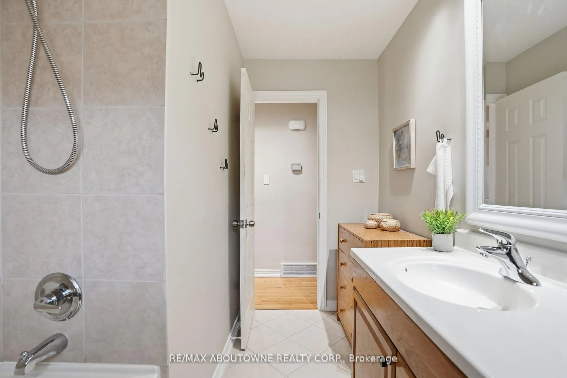 Photo 23 of 264 Celtic Drive, Hamilton, Stoney Creek — HOMEH