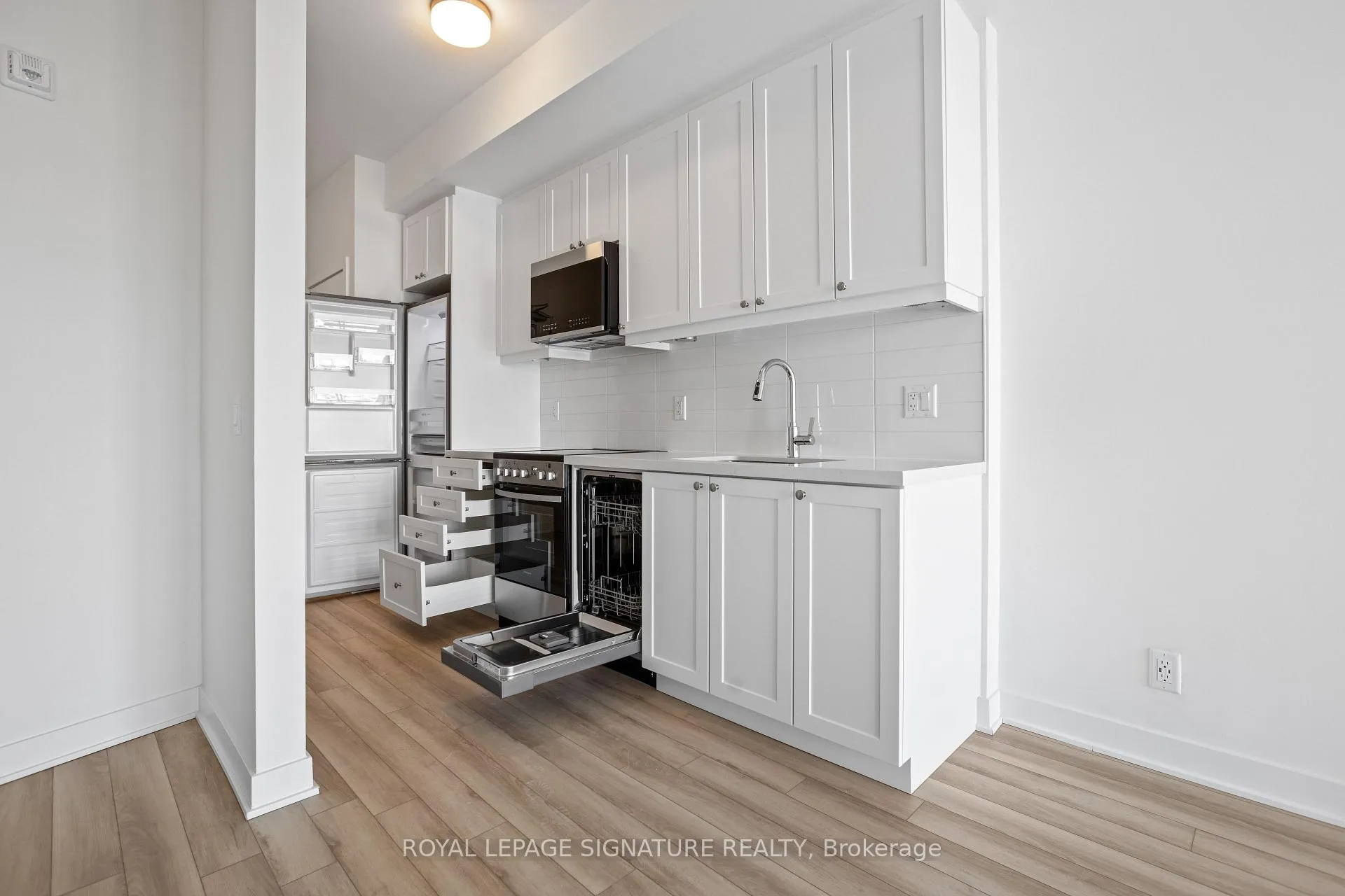 Photo 4 of Unit 514, 51 Clarington Boulevard, Clarington, Bowmanville — HOMEH