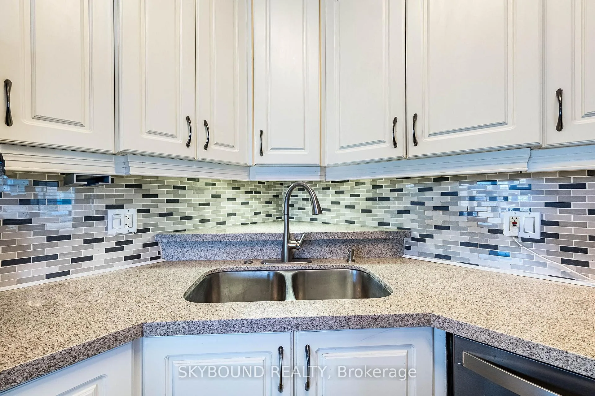 Photo 16 of 4073 Medland Drive, Burlington, Rose — HOMEH