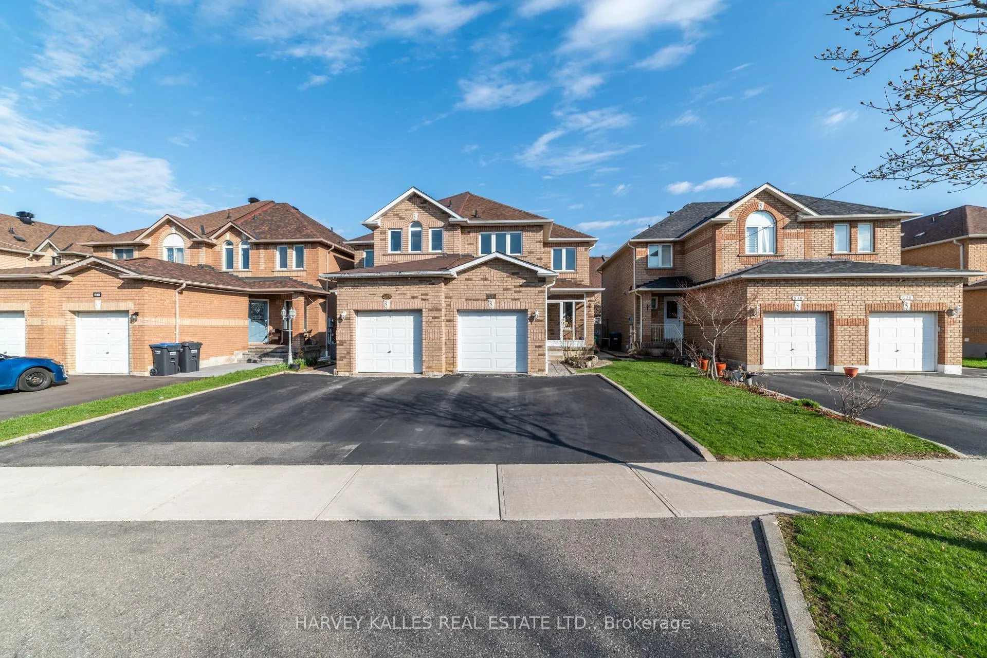 Photo 2 of 542 Leatherleaf Drive, Mississauga, Hurontario — HOMEH