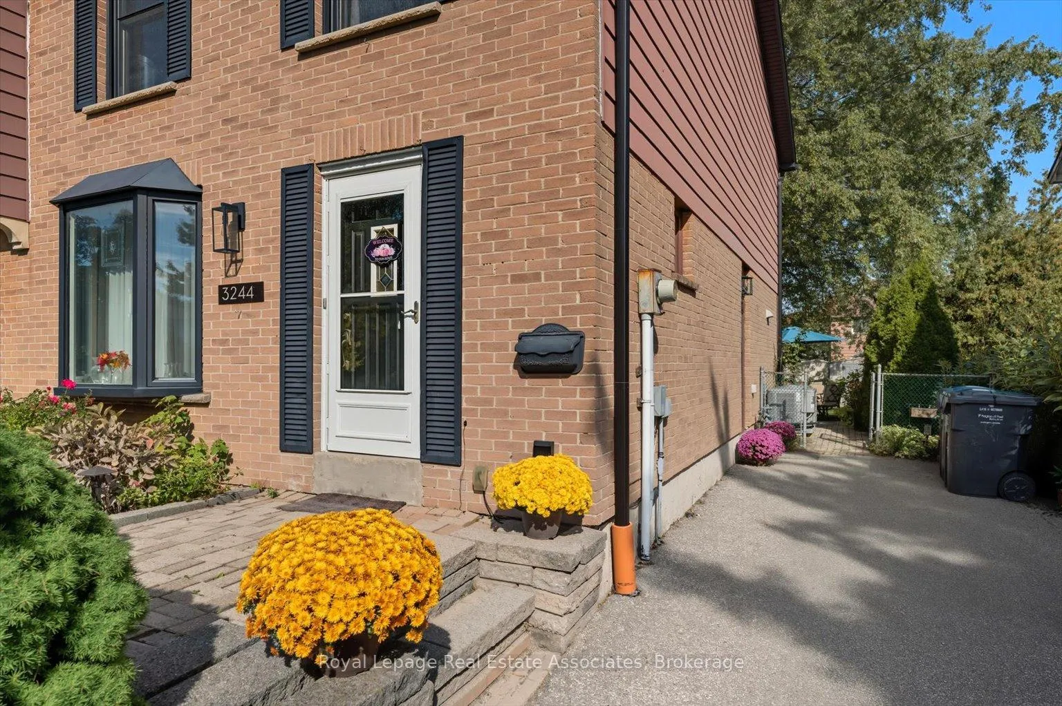 Photo 2 of 3244 Mainsail Crescent, Mississauga, Erin Mills — HOMEH