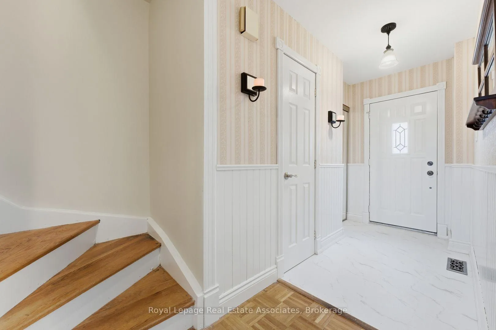 Photo 3 of 3244 Mainsail Crescent, Mississauga, Erin Mills — HOMEH