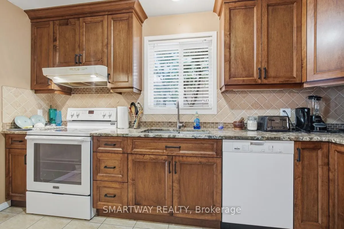 Photo 11 of 646 Ridgeview Drive, London, East A — HOMEH