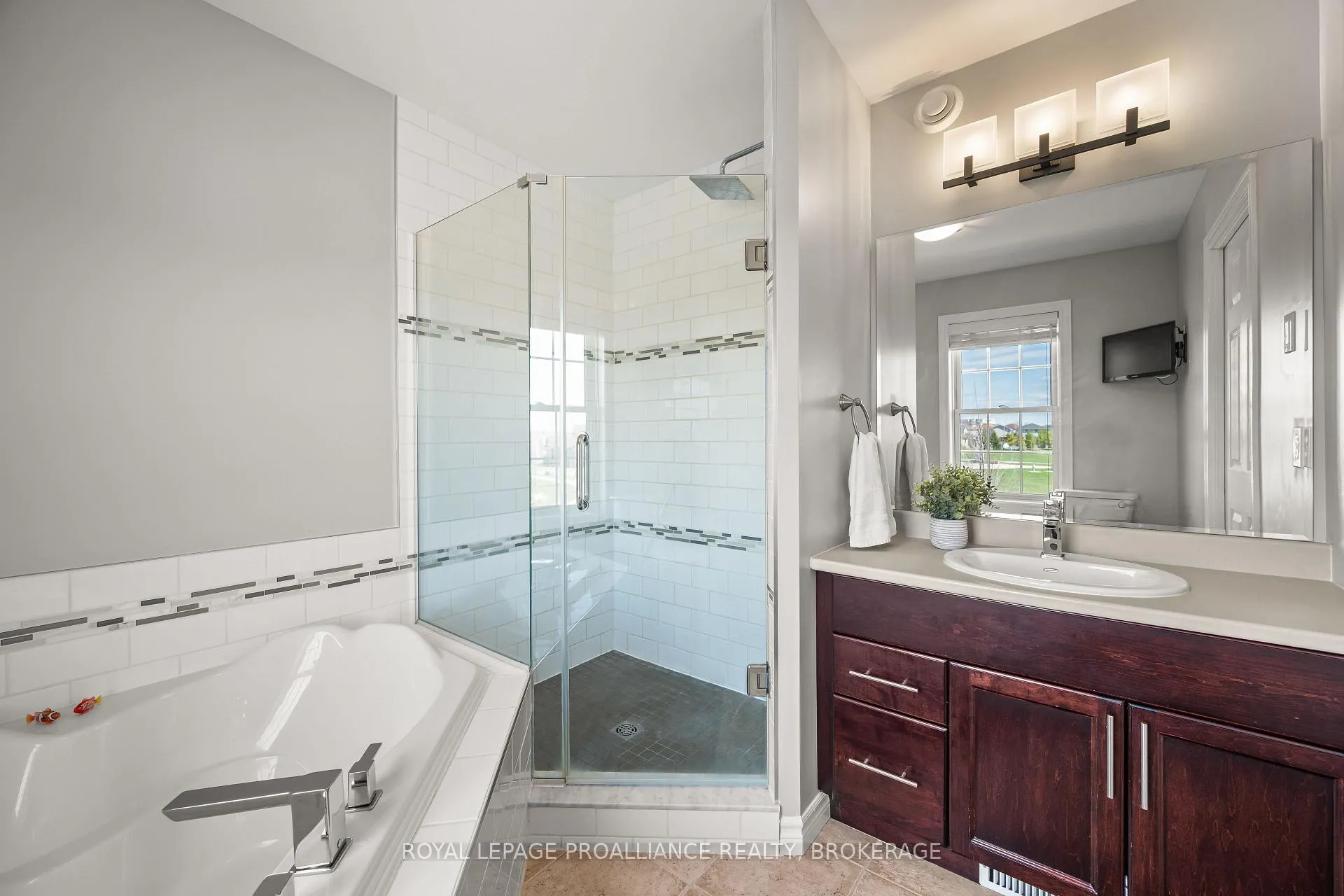 Photo 22 of 1233 Crossfield Avenue, Kingston, City Northwest — HOMEH