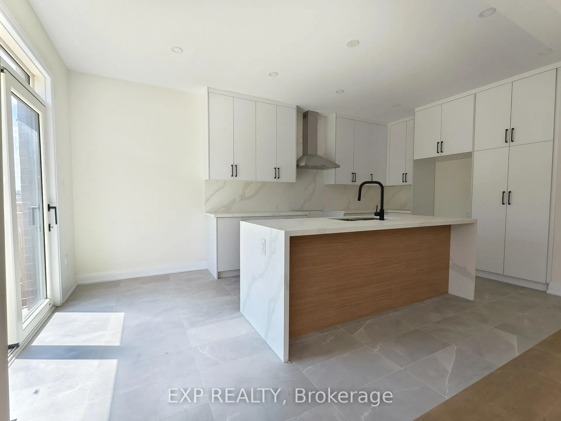 Photo 9 of 7 Dagenham Drive, Whitby, Williamsburg — HOMEH