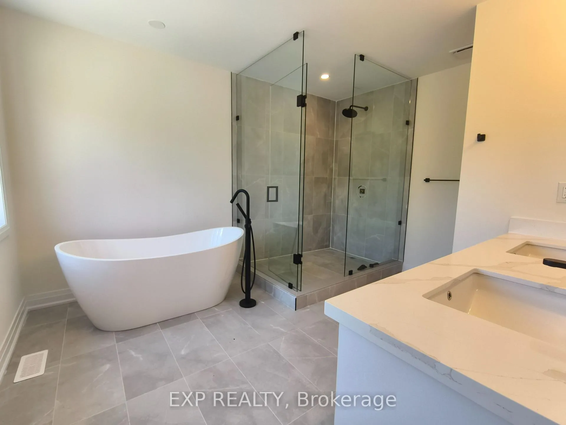 Photo 16 of 7 Dagenham Drive, Whitby, Williamsburg — HOMEH