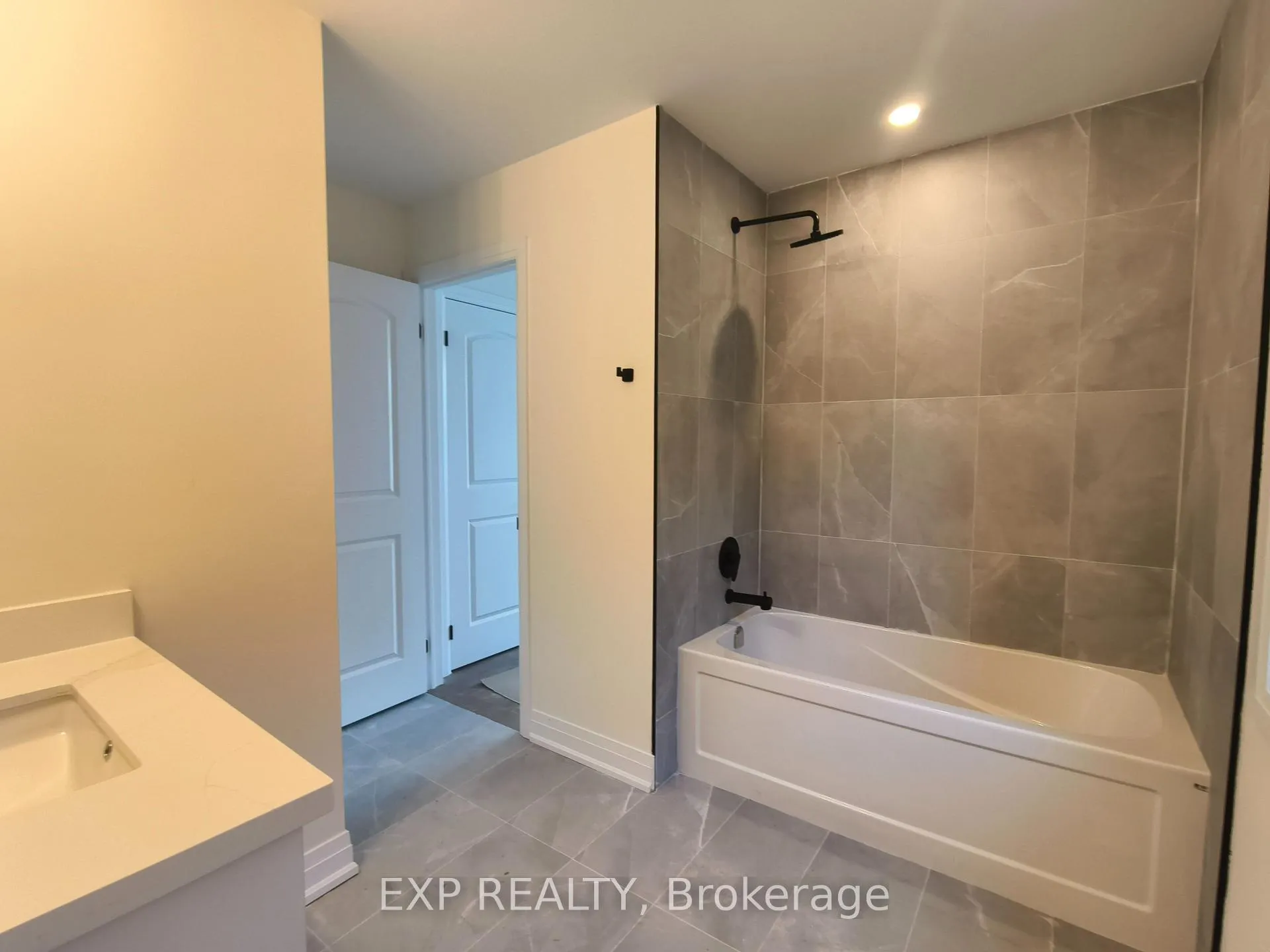 Photo 22 of 7 Dagenham Drive, Whitby, Williamsburg — HOMEH