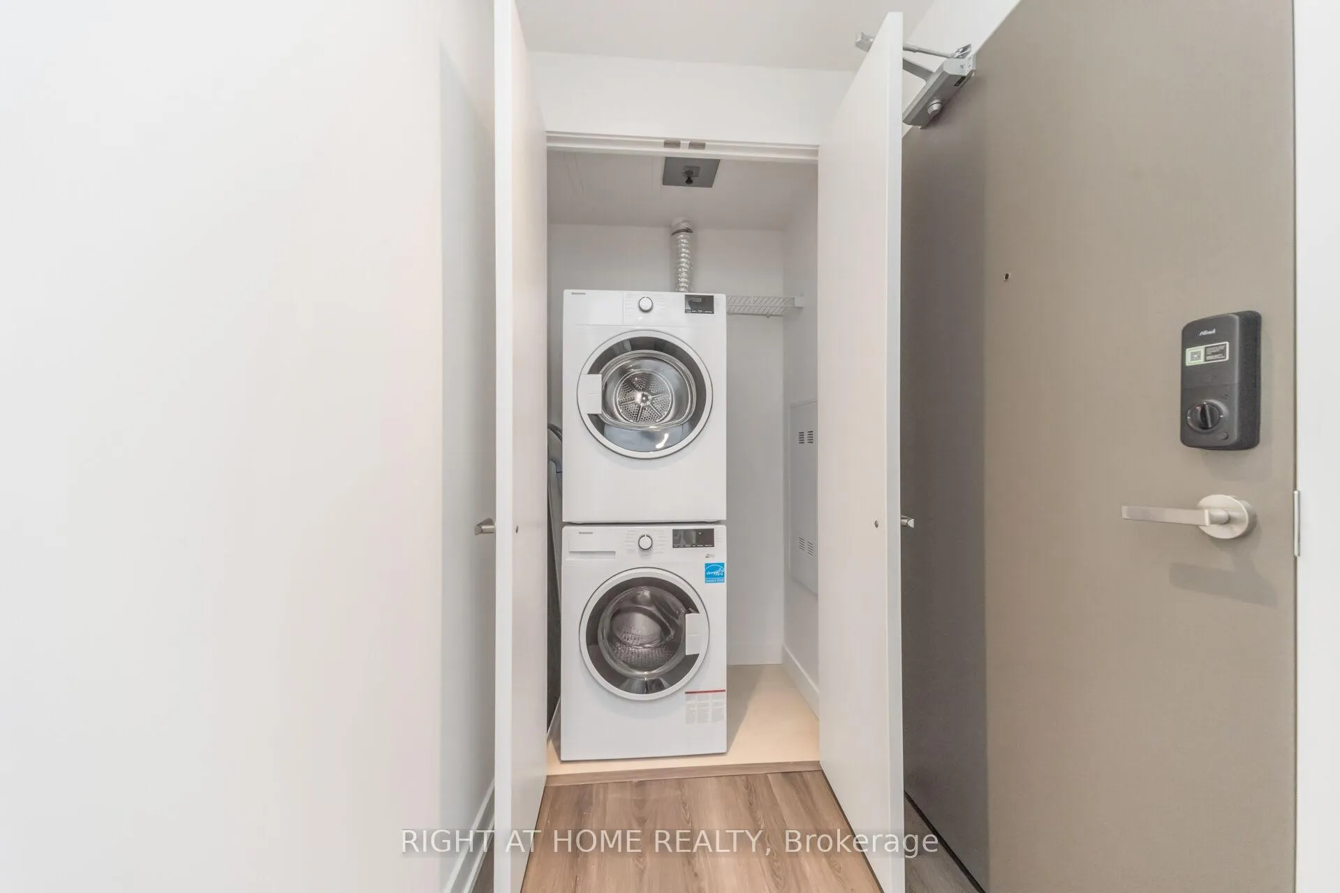 Photo 8 of Unit 3111, 448 Burmhamthorpe Road, Mississauga, City Centre — HOMEH