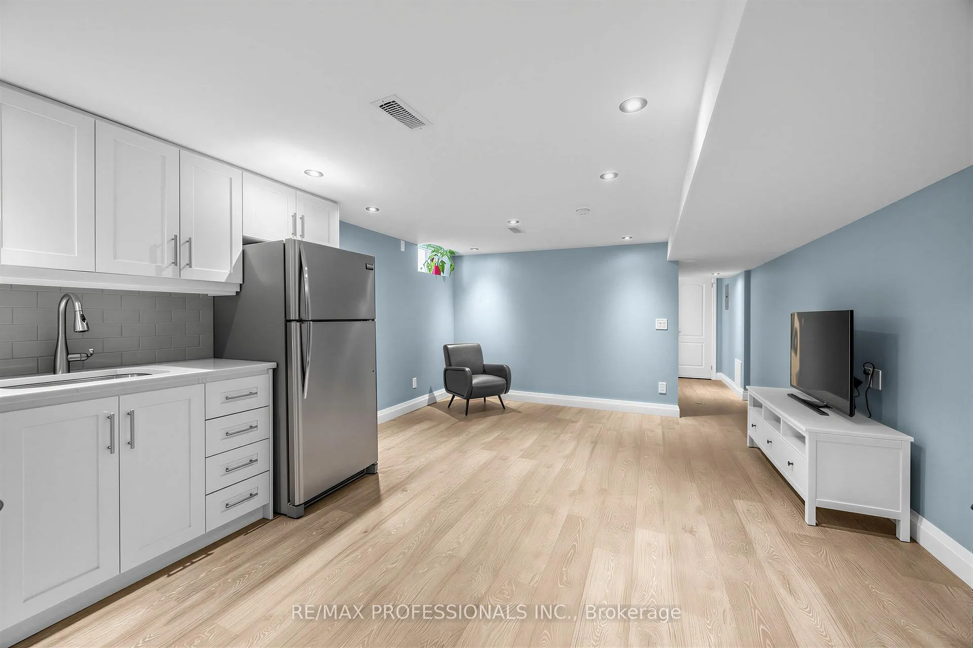 Photo 25 of 215 Gilbert Avenue, Toronto, Caledonia-Fairbank — HOMEH