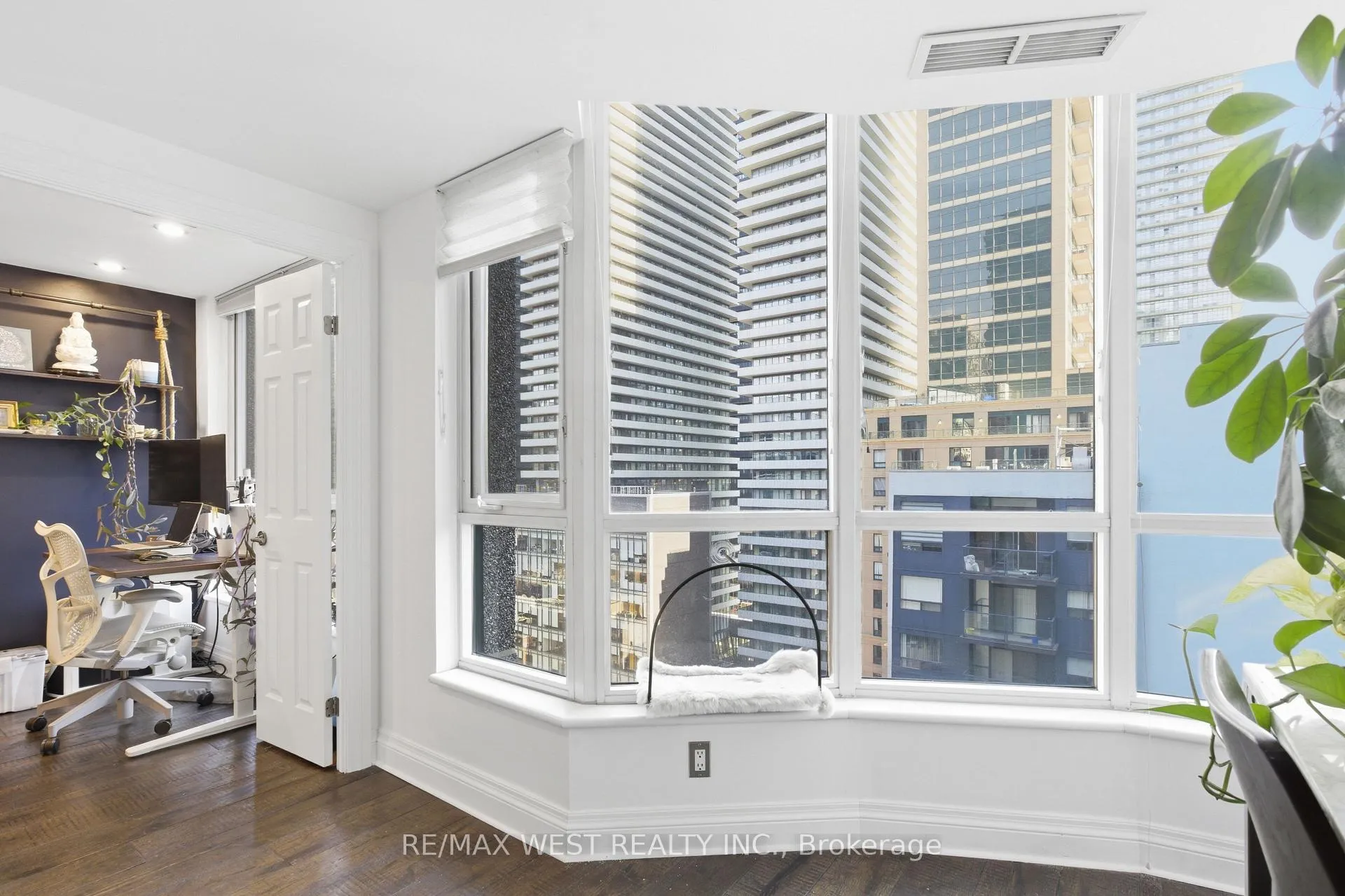 Photo 14 of Unit 1709, 55 Bloor Street E, Toronto, Church-Yonge Corridor — HOMEH