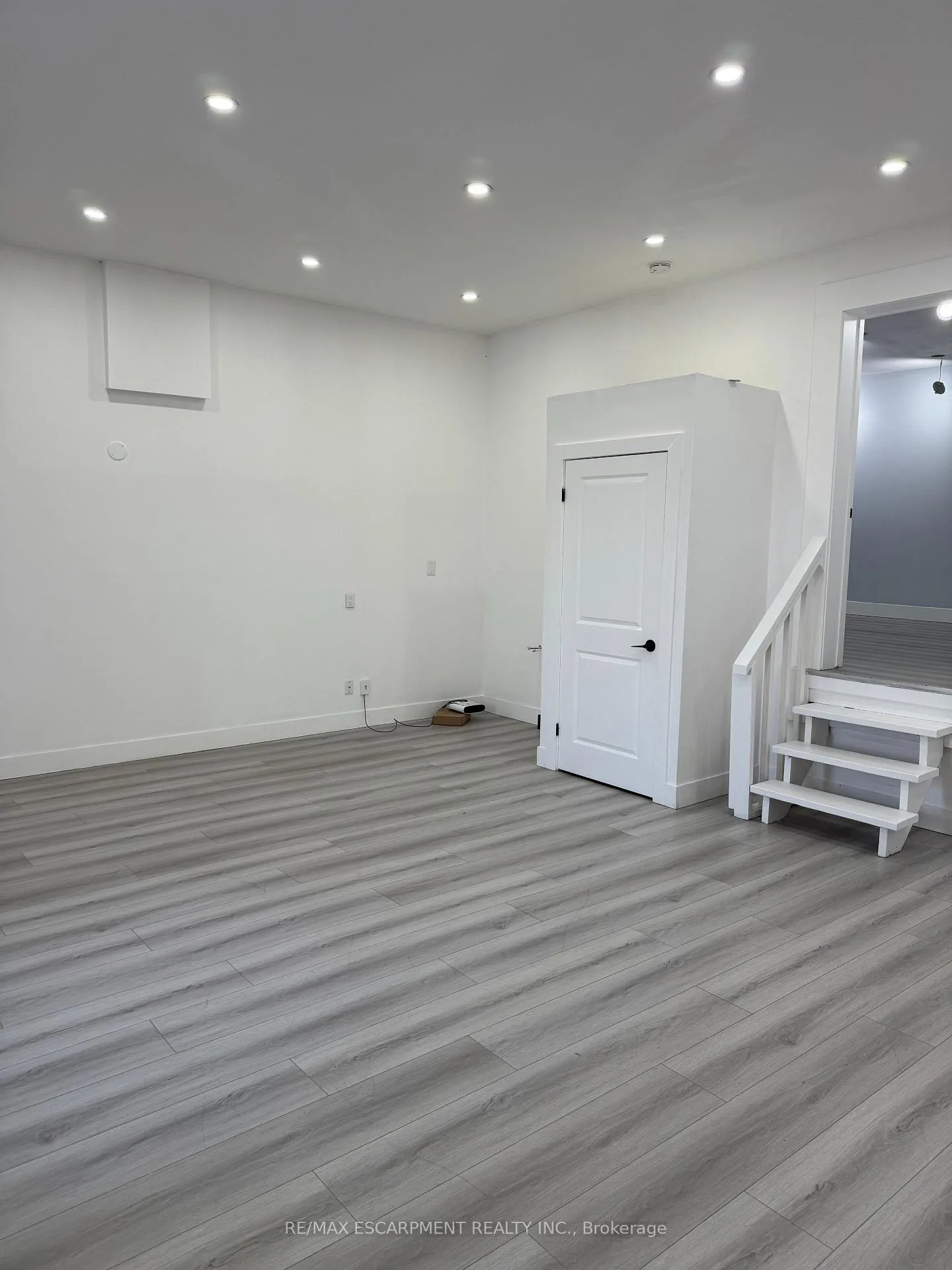 Photo 2 of 161 Kenilworth Avenue N, Hamilton, Crown Point — HOMEH