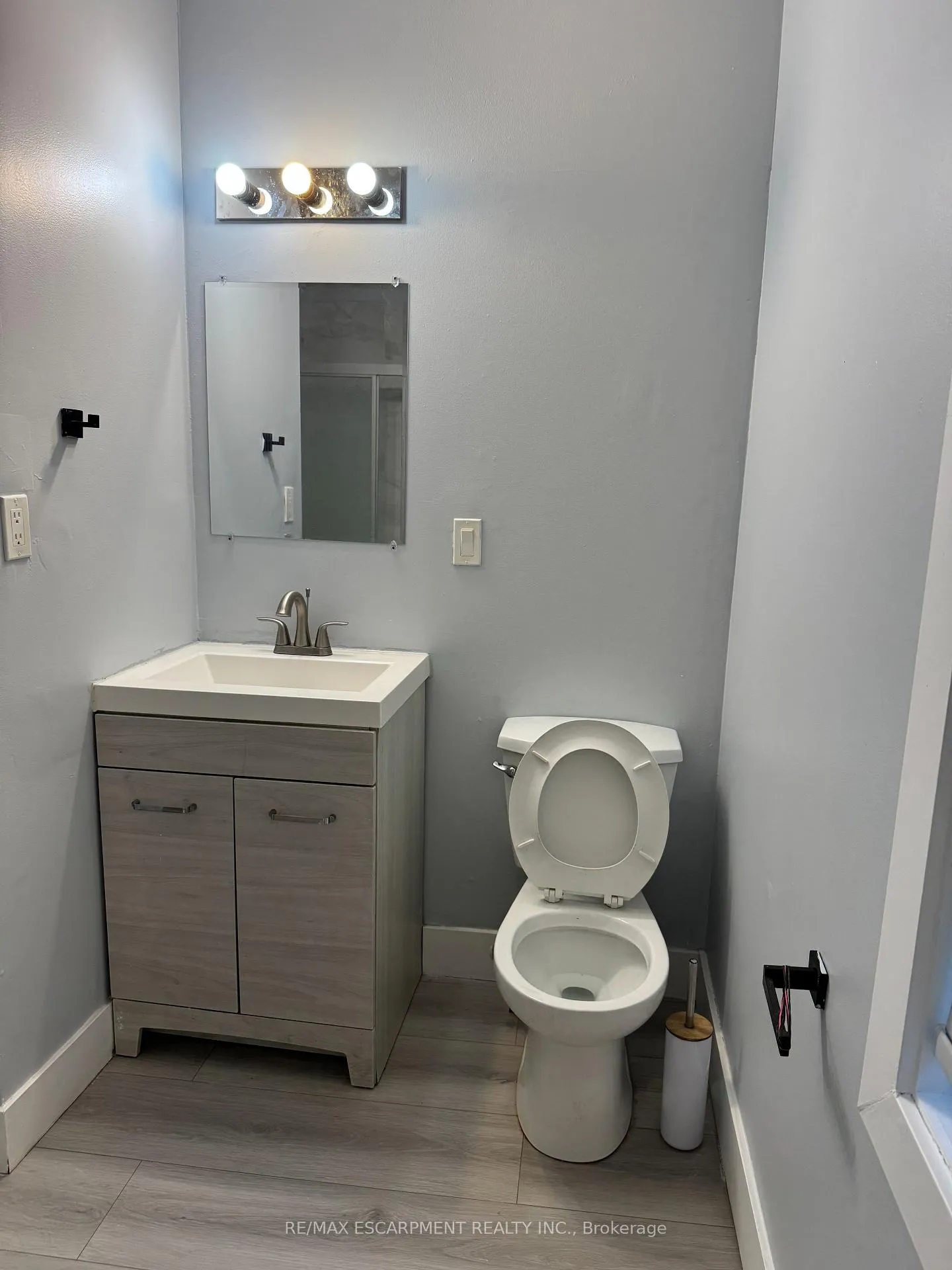 Photo 3 of 161 Kenilworth Avenue N, Hamilton, Crown Point — HOMEH