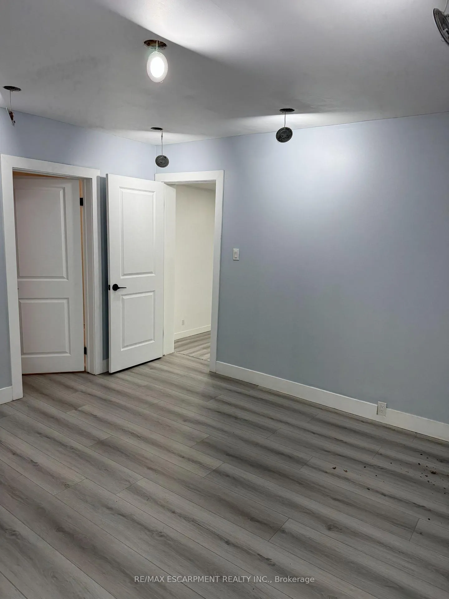 Photo 4 of 161 Kenilworth Avenue N, Hamilton, Crown Point — HOMEH