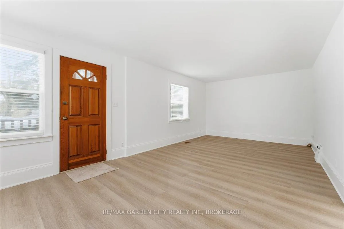 Photo 4 of 26 Chestnut Street, Pelham, Fonthill — HOMEH