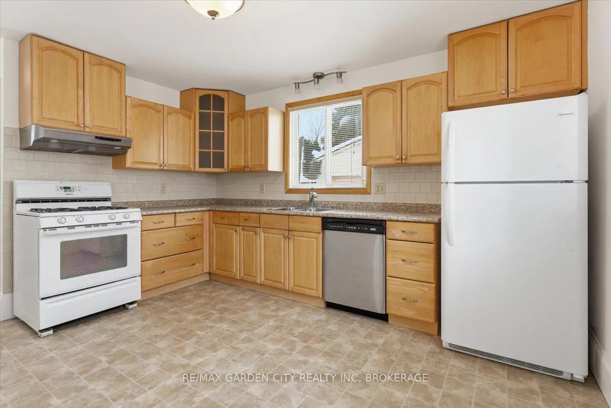 Photo 10 of 26 Chestnut Street, Pelham, Fonthill — HOMEH