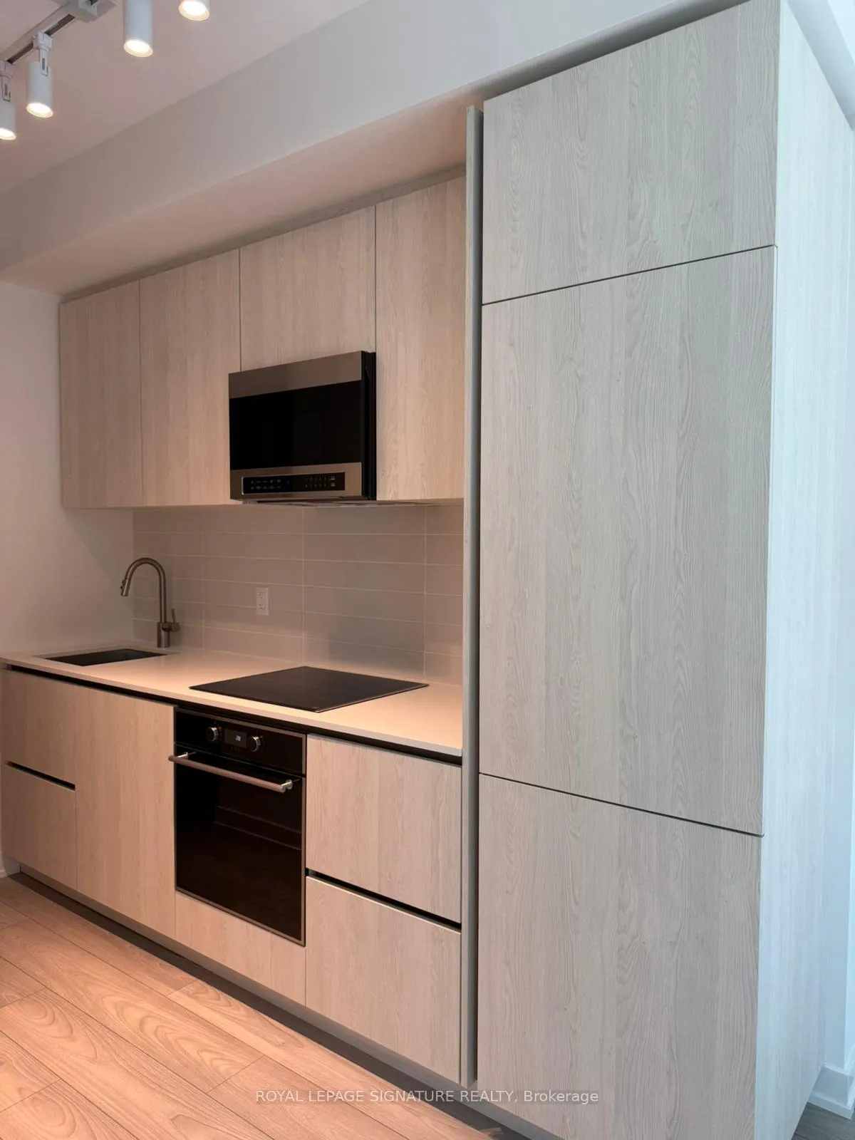 Photo 4 of Unit 707, 110 Broadway Avenue, Toronto, Mount Pleasant West — HOMEH