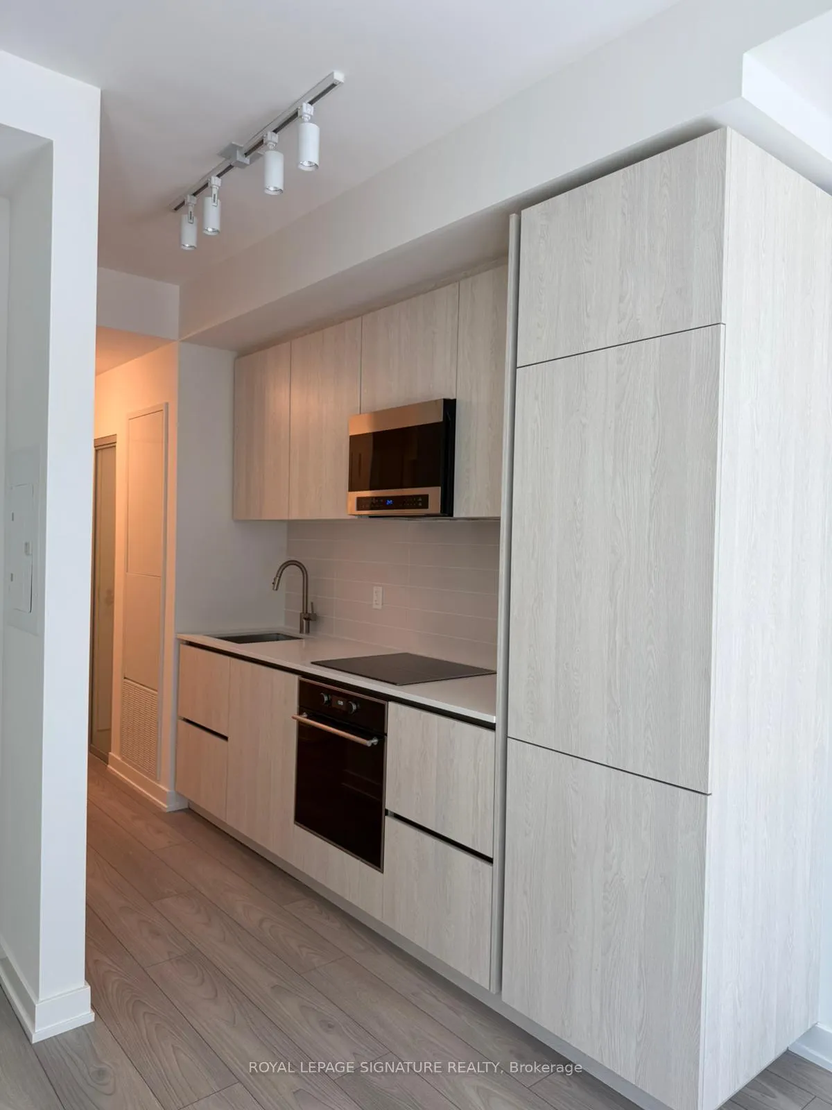 Photo 5 of Unit 707, 110 Broadway Avenue, Toronto, Mount Pleasant West — HOMEH