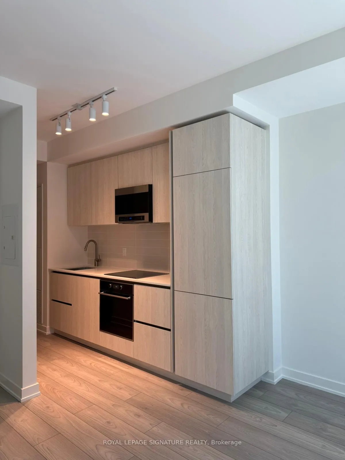 Photo 6 of Unit 707, 110 Broadway Avenue, Toronto, Mount Pleasant West — HOMEH