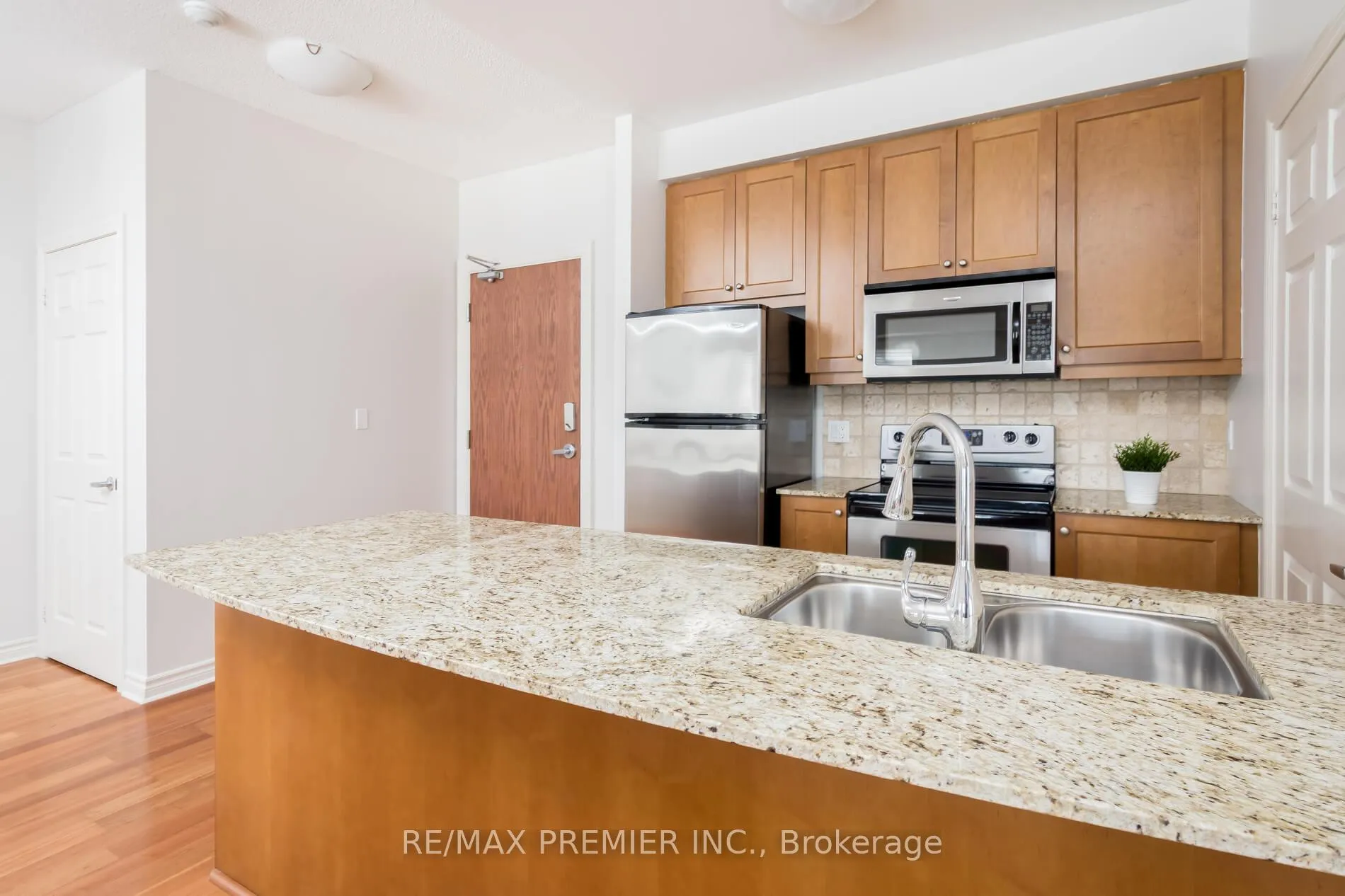 Photo 7 of Unit 206, 4620 Highway 7, Vaughan, East Woodbridge — HOMEH
