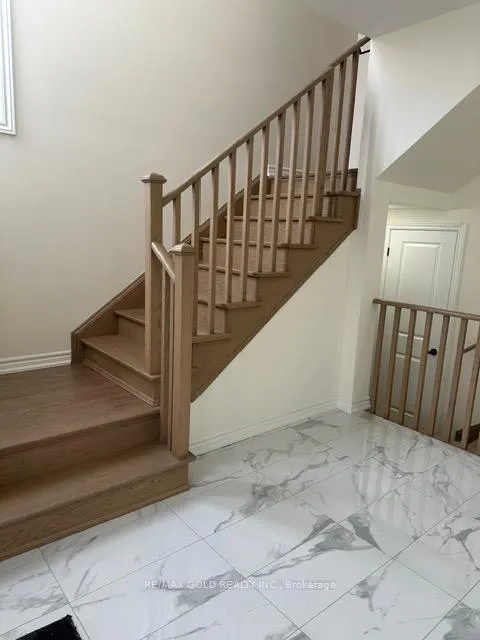 Photo 4 of 75 Arnold Circle, Brampton, Northwest Brampton — HOMEH