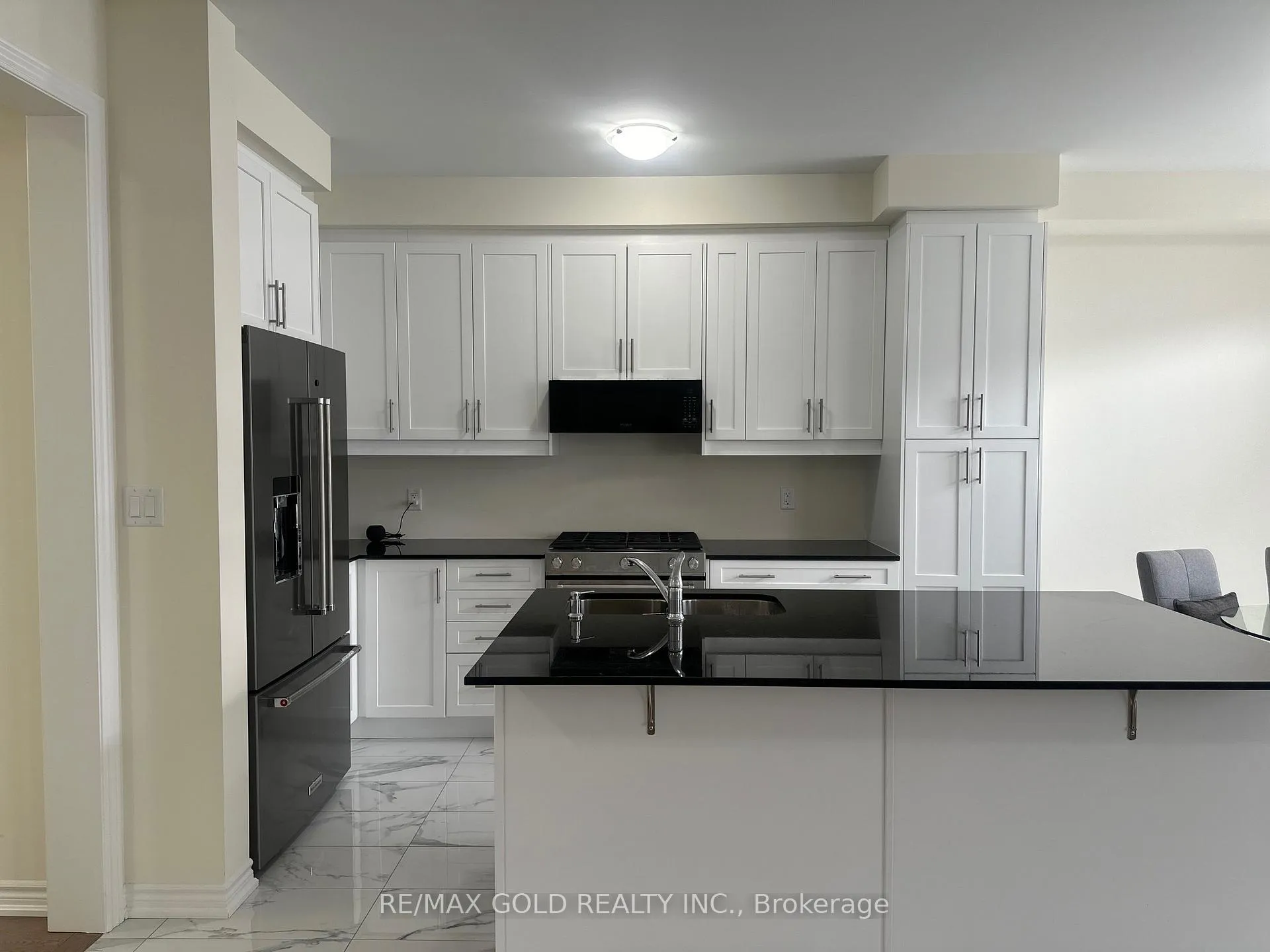 Photo 6 of 75 Arnold Circle, Brampton, Northwest Brampton — HOMEH