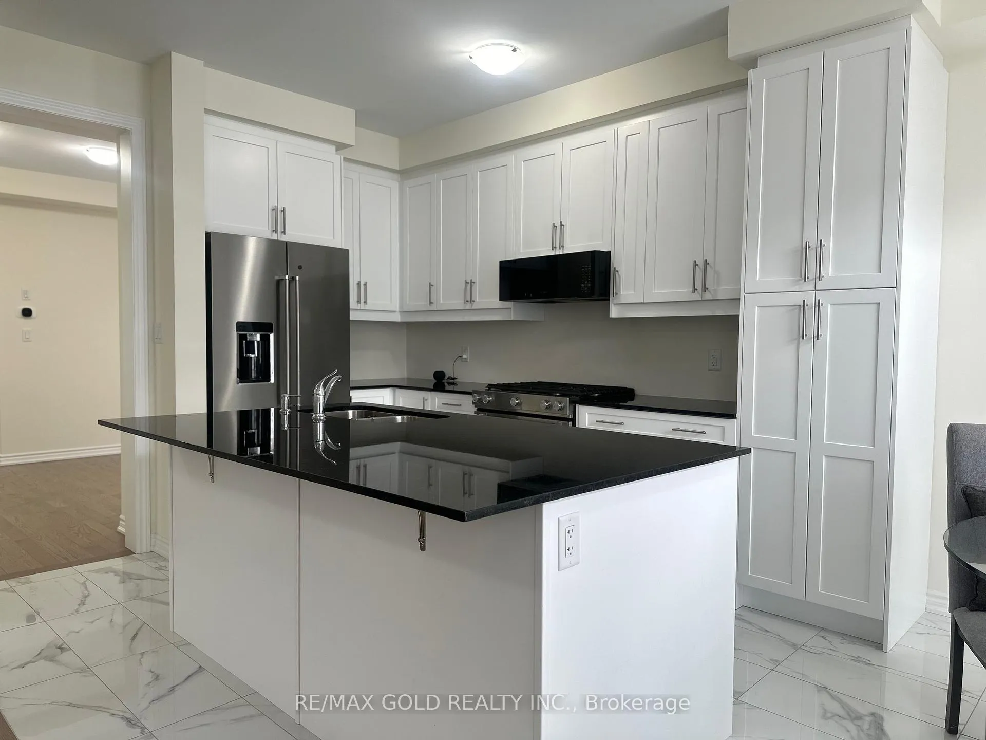Photo 7 of 75 Arnold Circle, Brampton, Northwest Brampton — HOMEH
