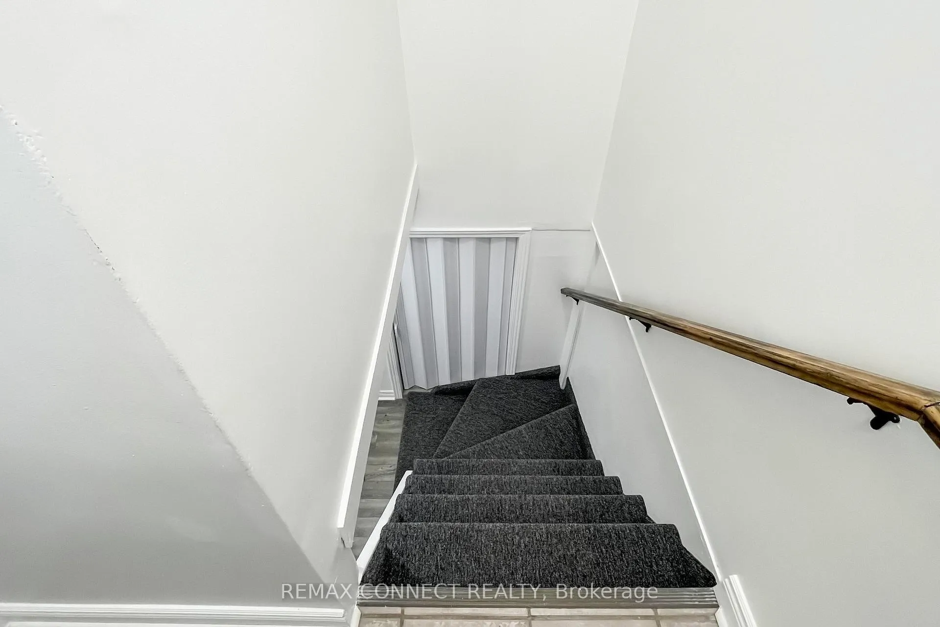 Photo 5 of Unit Bsmt, 326 Rosedale Drive W, Whitby, Downtown Whitby — HOMEH