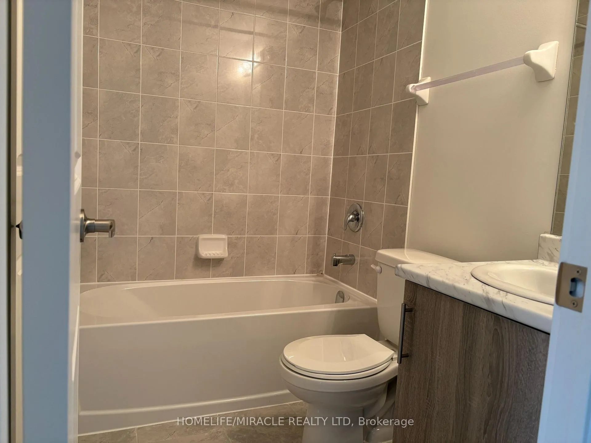 Photo 37 of Unit 211, 15100 Yonge Street, Aurora, Aurora Village — HOMEH